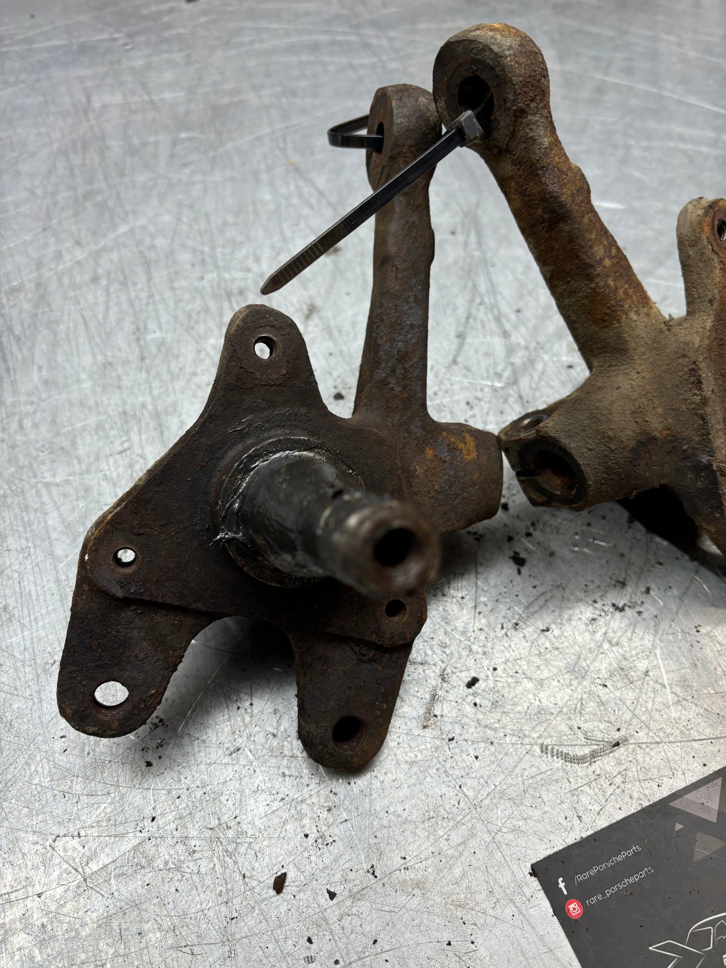 Porsche 944 -85.5/ 924S / 924 Turbo pair of steering knuckle, spindle axle front 477407311L 477407312L, used