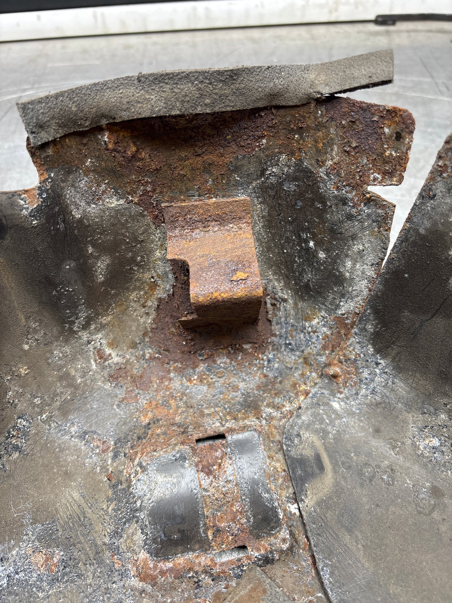 Porsche 944 85.5- fuel pump cover plate 94420133100