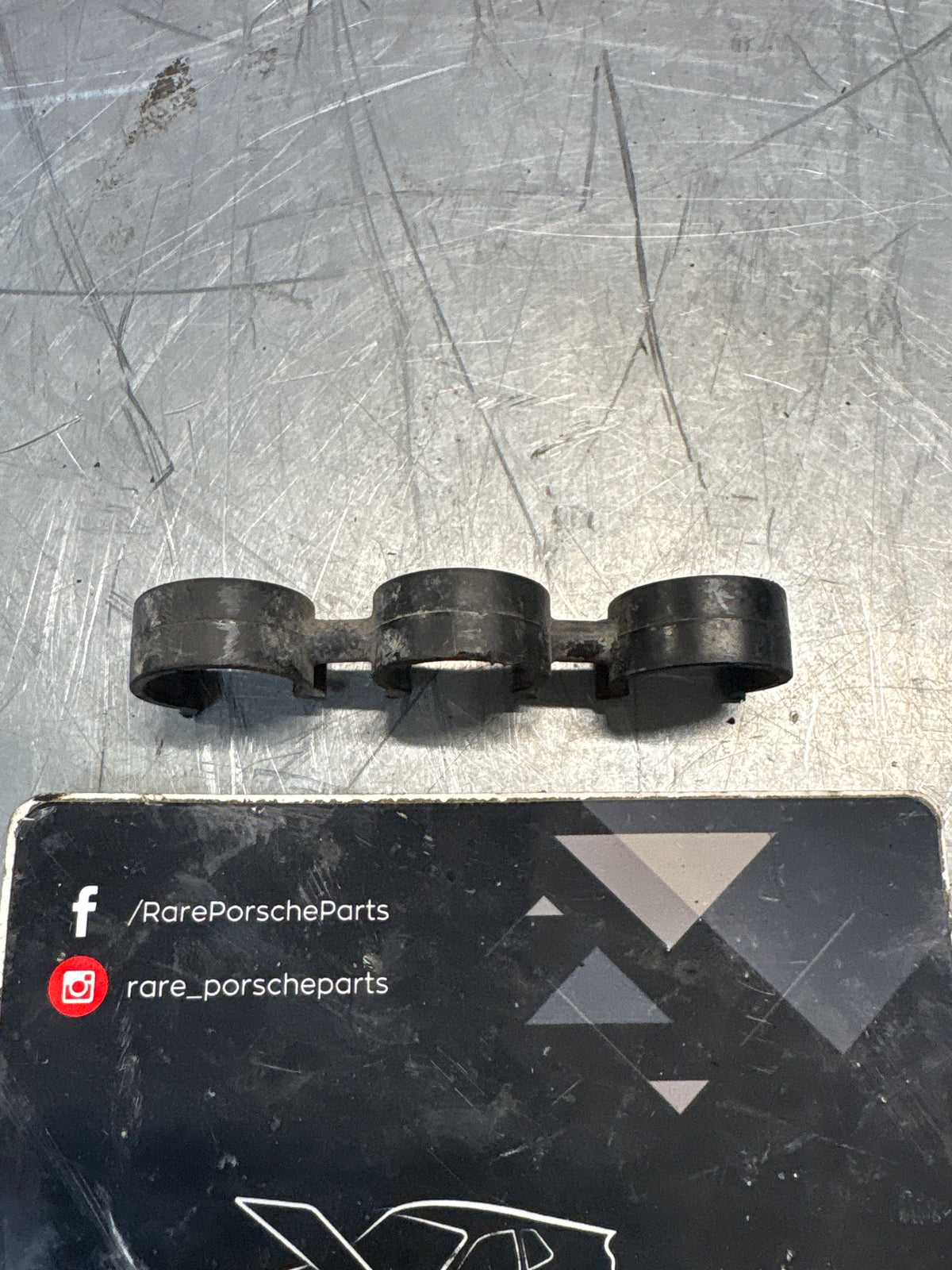 Porsche 944 2.7 / S2 oil tube clip, used