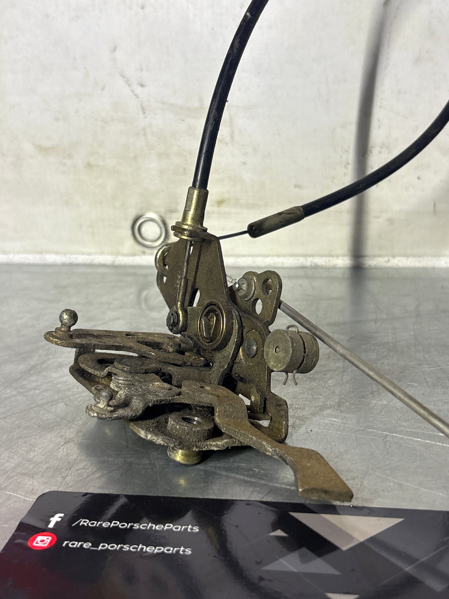 Porsche 928 Left driver side inner door lock mechanism, used 92853705307