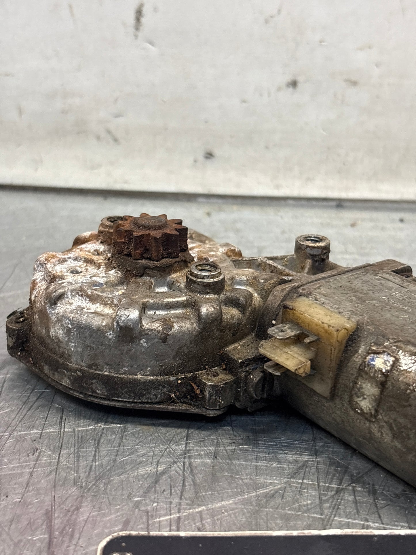 Porsche 911 bosch left window motor, used 0130821027