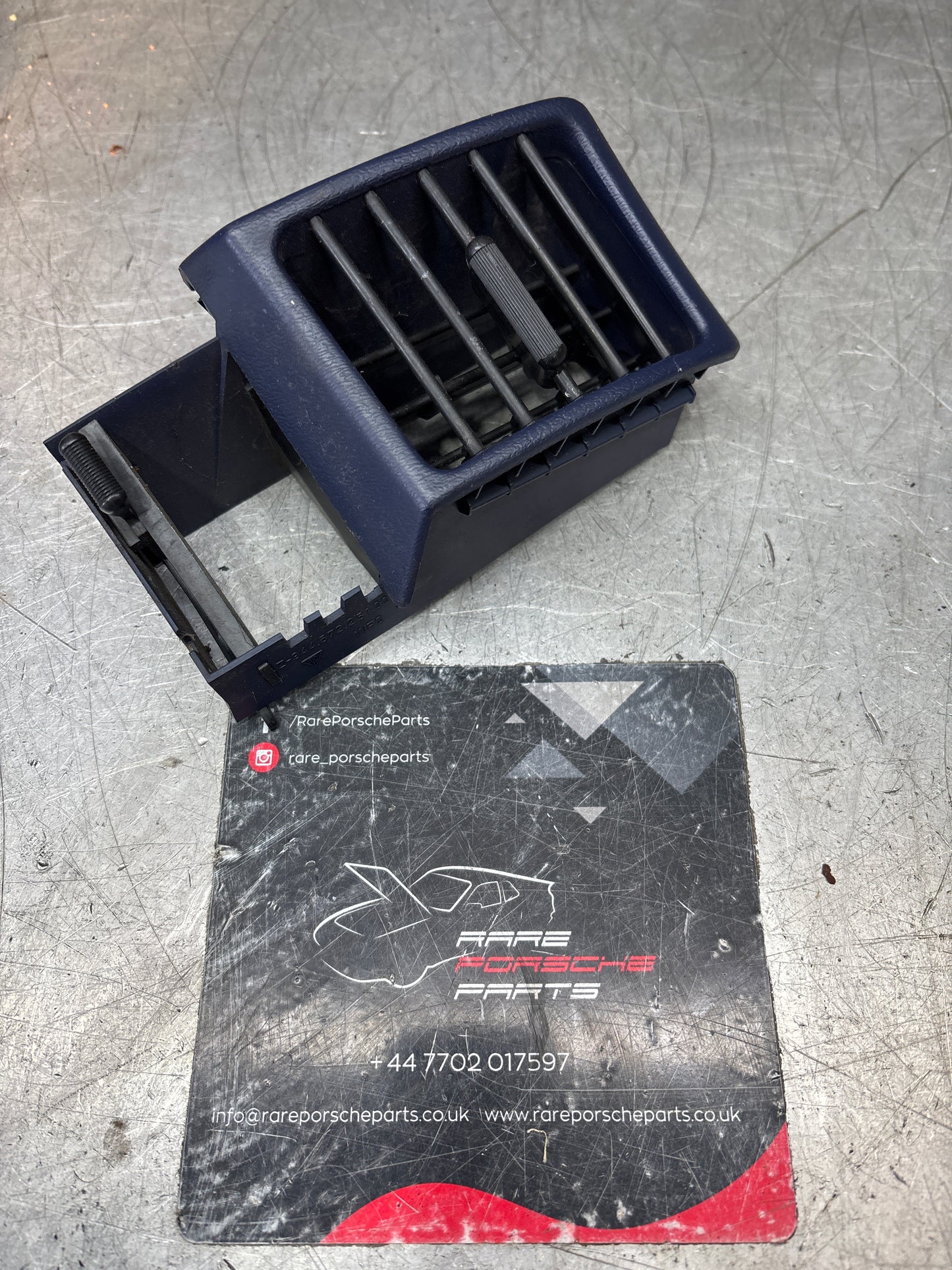 Porsche 944 Blu scuro Sinistra Presa d'aria interna cruscotto. 94457225100. 944 527 251 00 usato