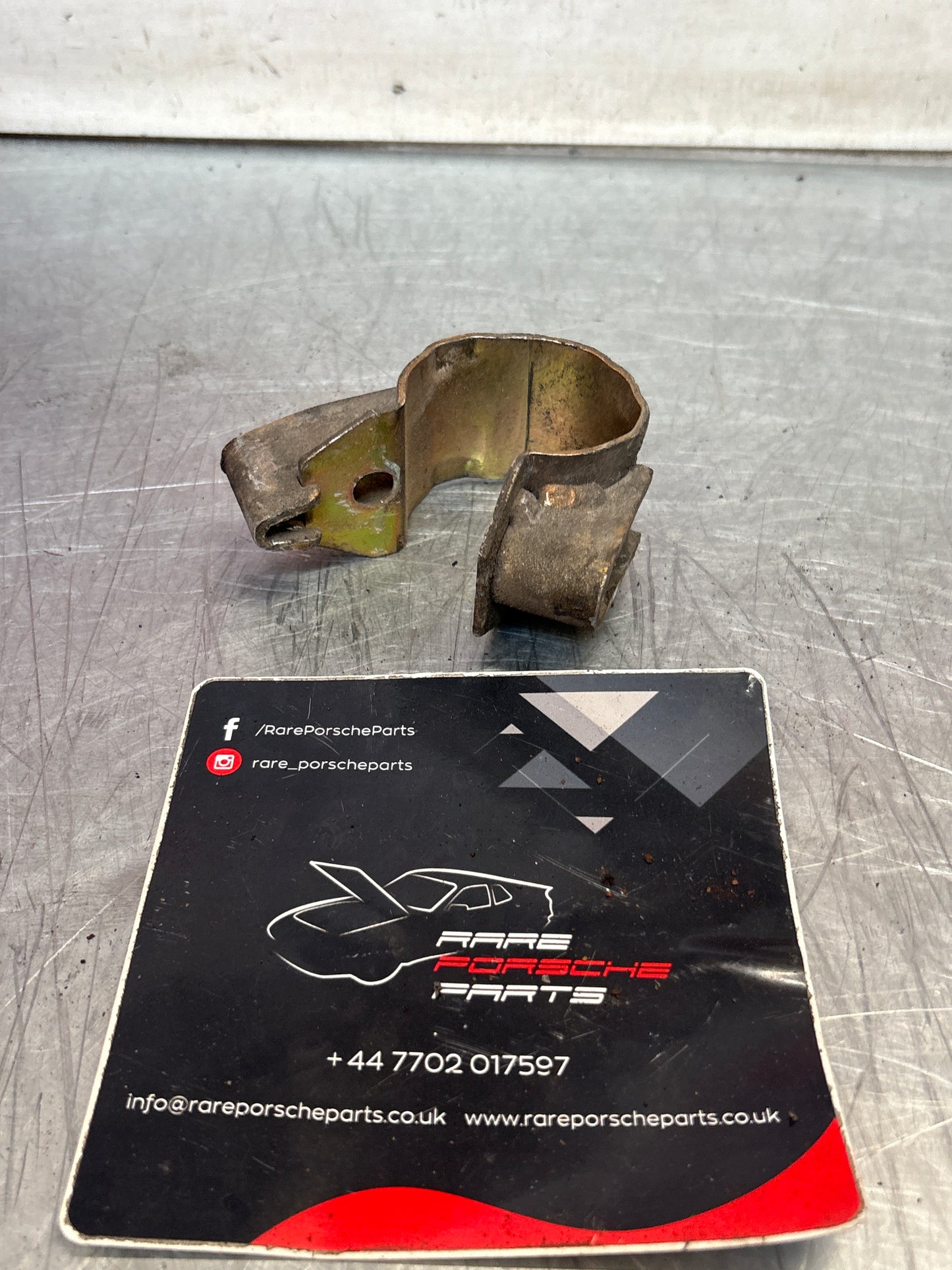 Porsche 928 anti roll bar bearing clip, used 92833308500