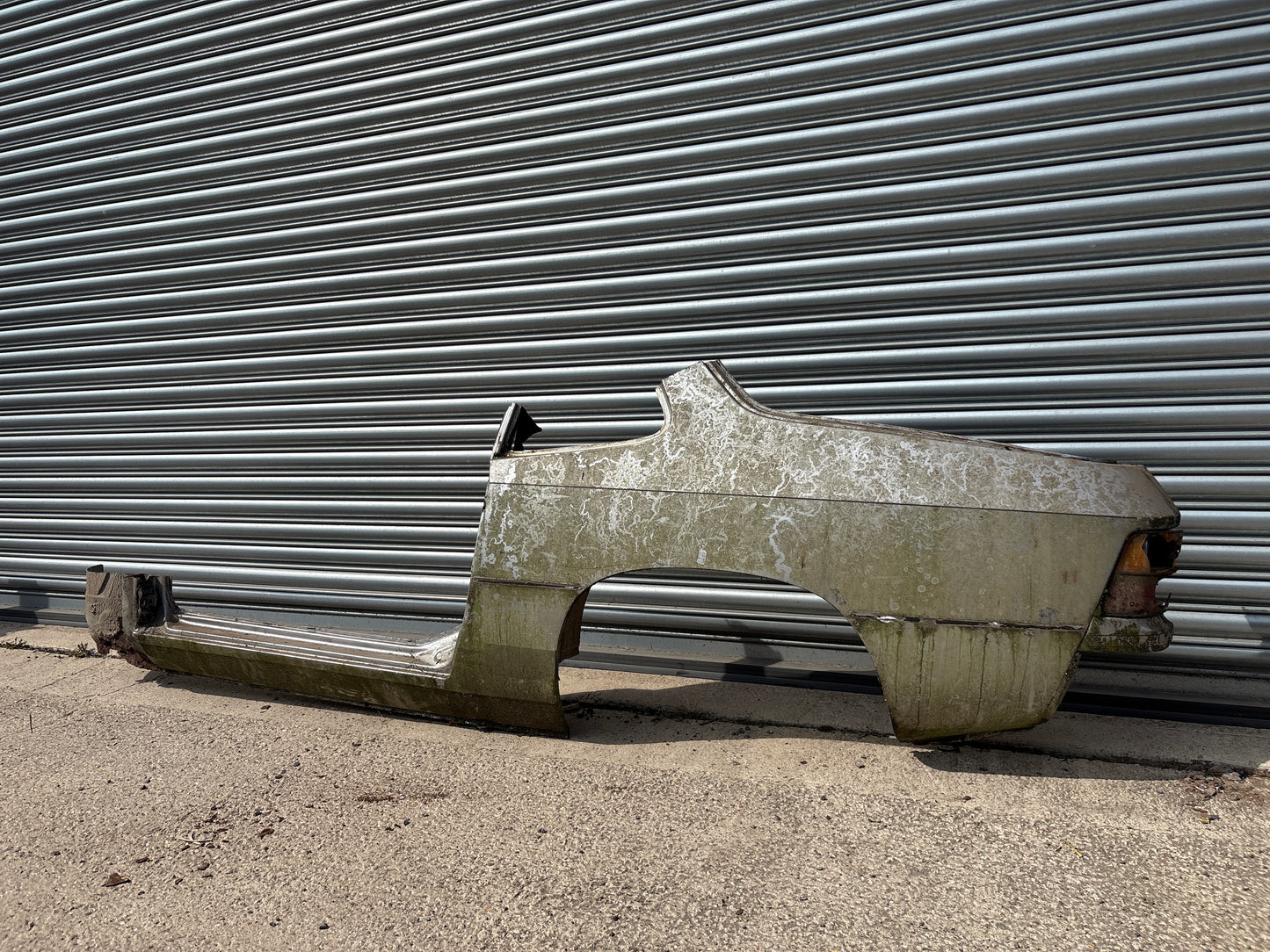 Porsche 924 left side cut, rear fender with sill
