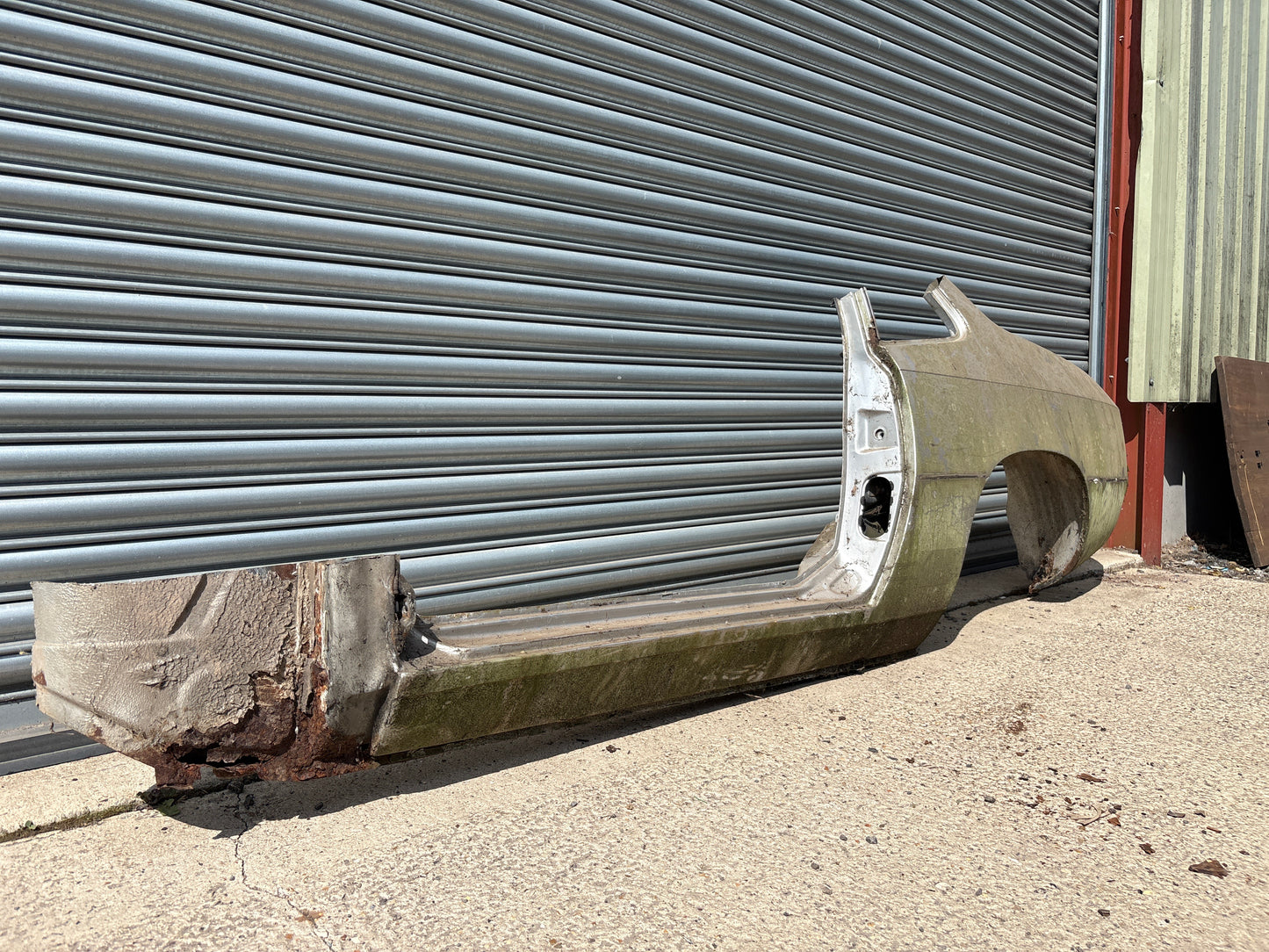 Porsche 924 left side cut, rear fender with sill