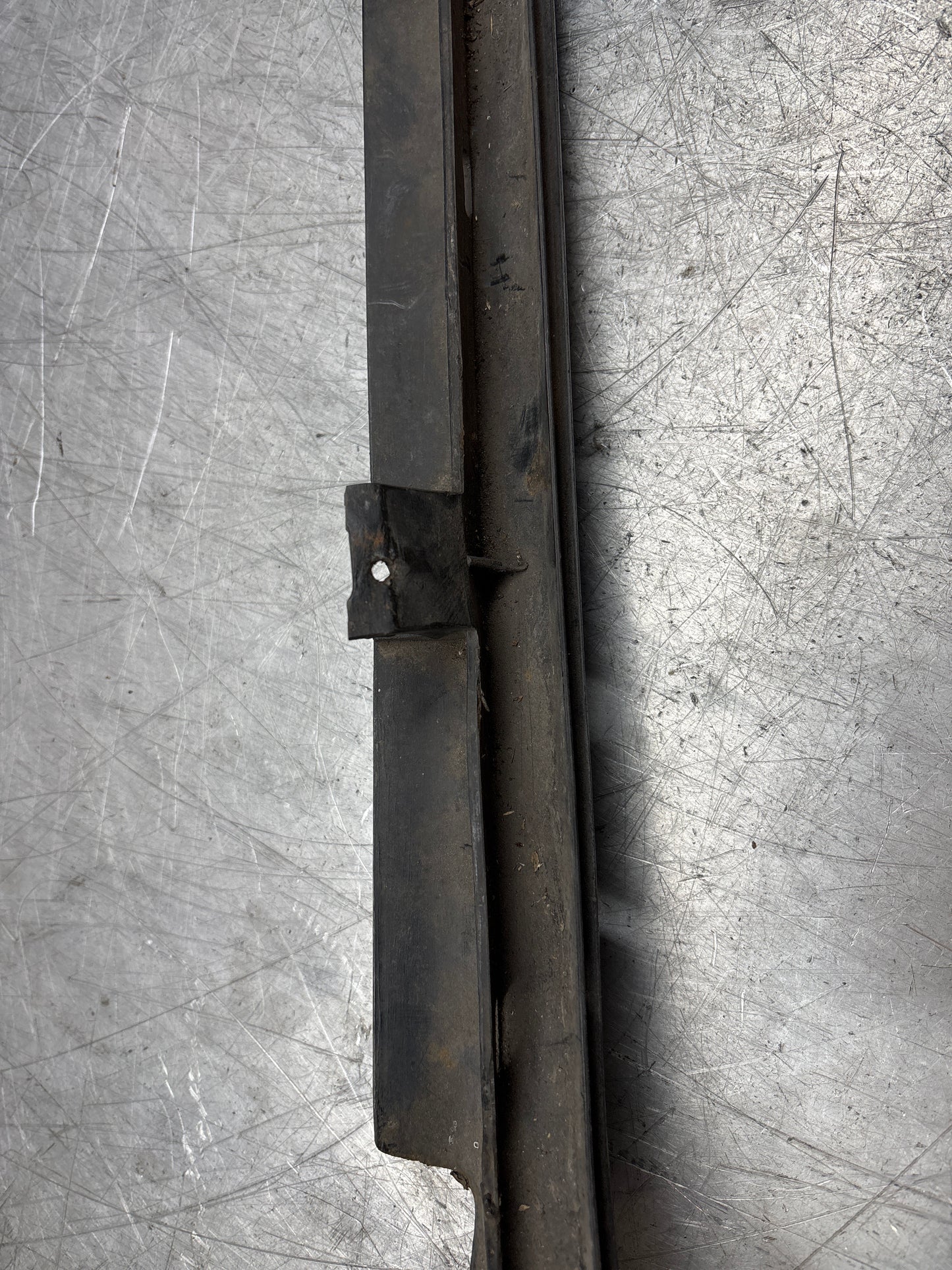 Modanatura battitacco inferiore Porsche 944 lato sinistro, usata 95155919500