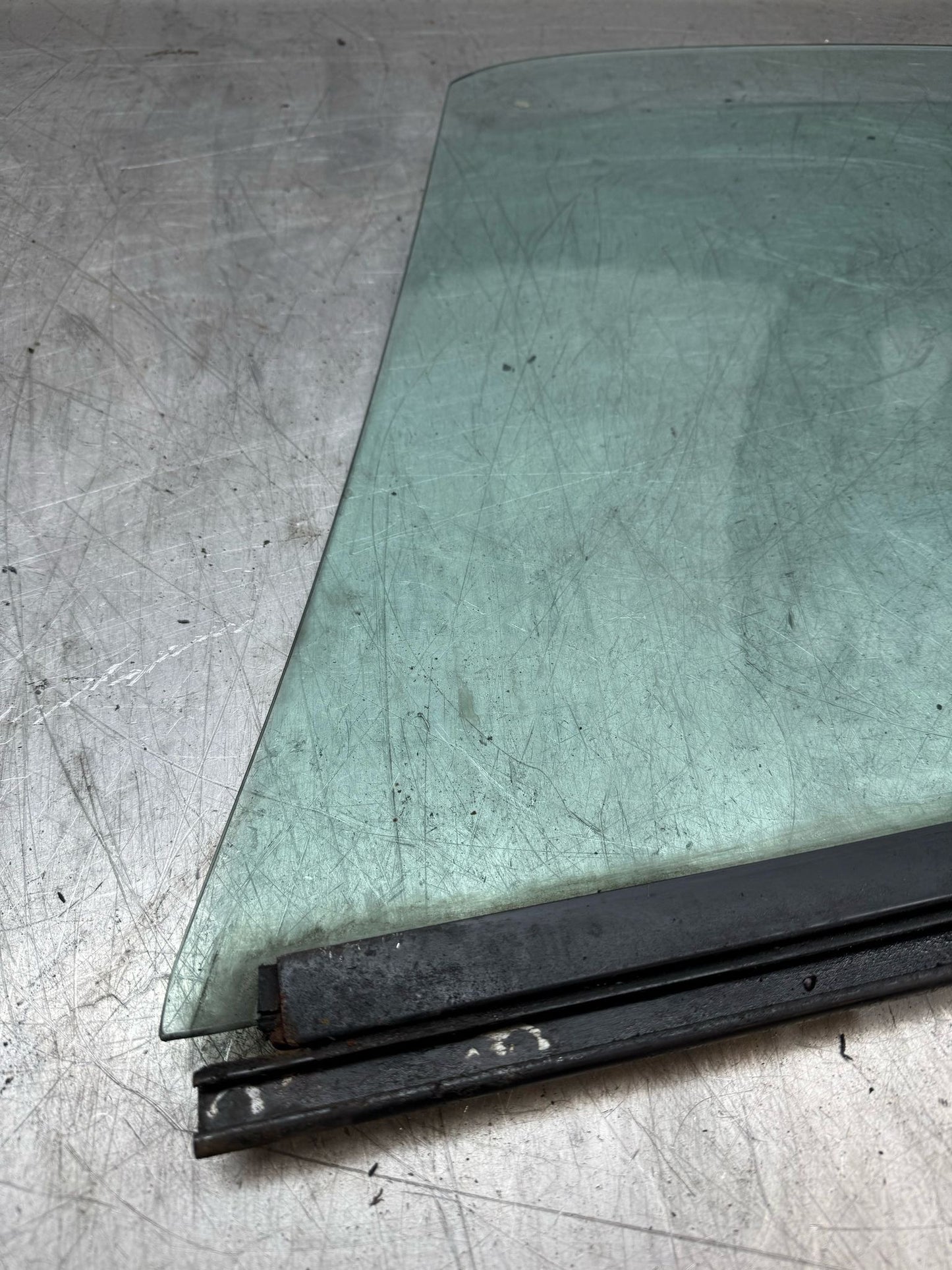 Porsche 944 S2 Cabriolet/ Convertible front door glass right side 94154290410 used