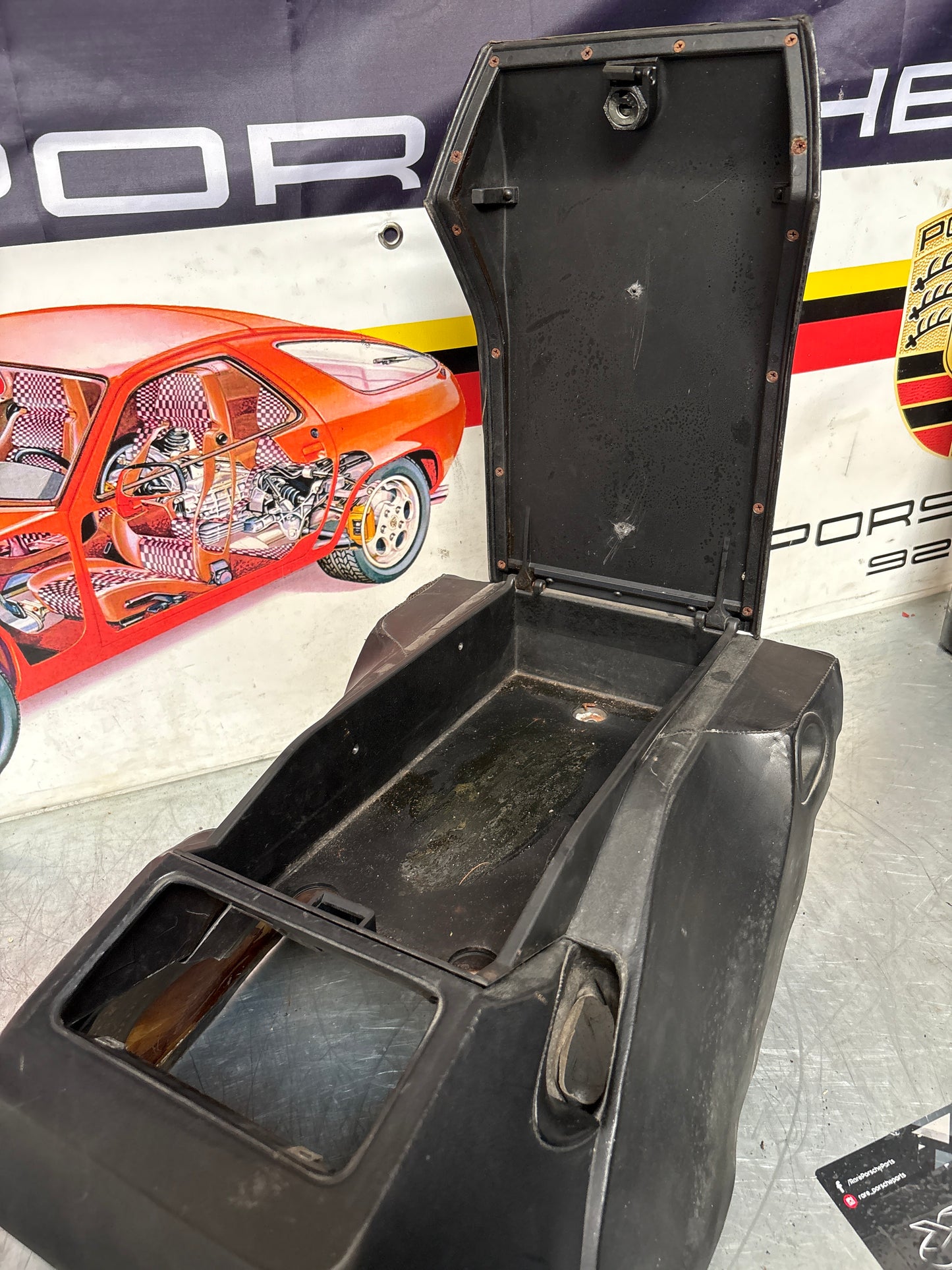 Porsche 928 S center console, rear armrest, Black no key 92852206757 spares and repair