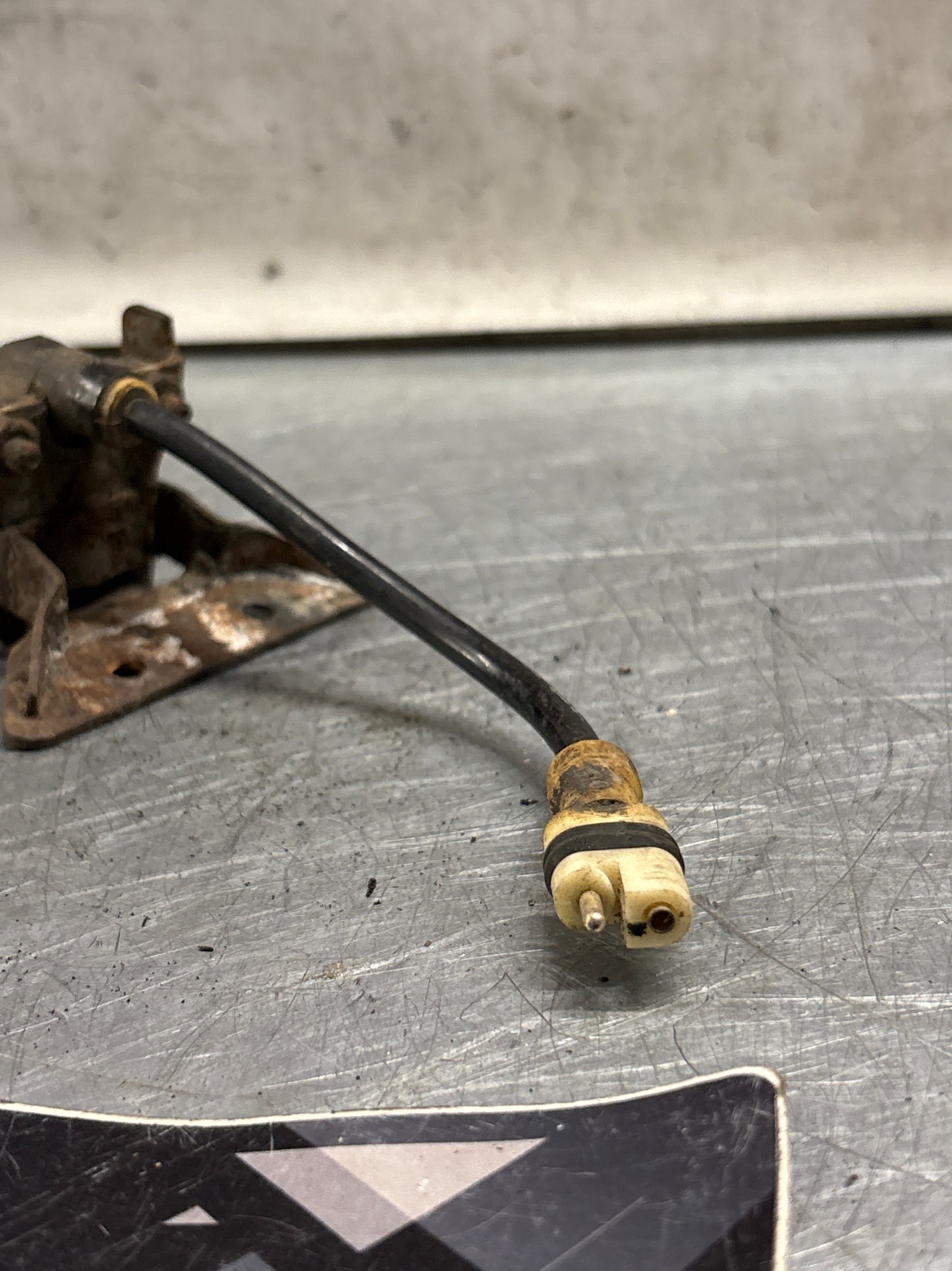 Porsche 928 S4 Tire pressure sensor with bracket, used 92860641400 / 0335569987 / 92833108101