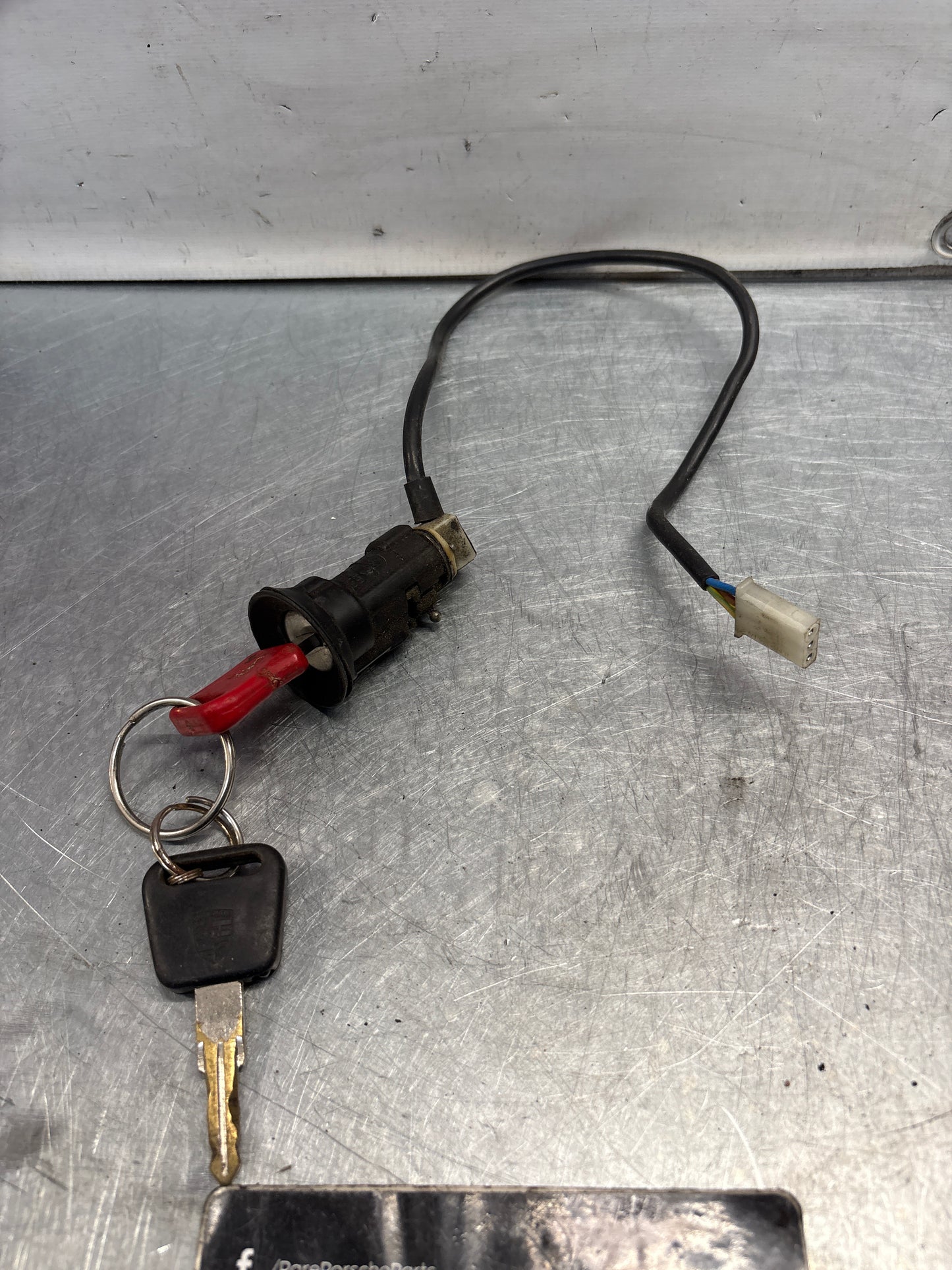 Porsche 928 front door lock barrel with key, used 92853710303 / 92853710403