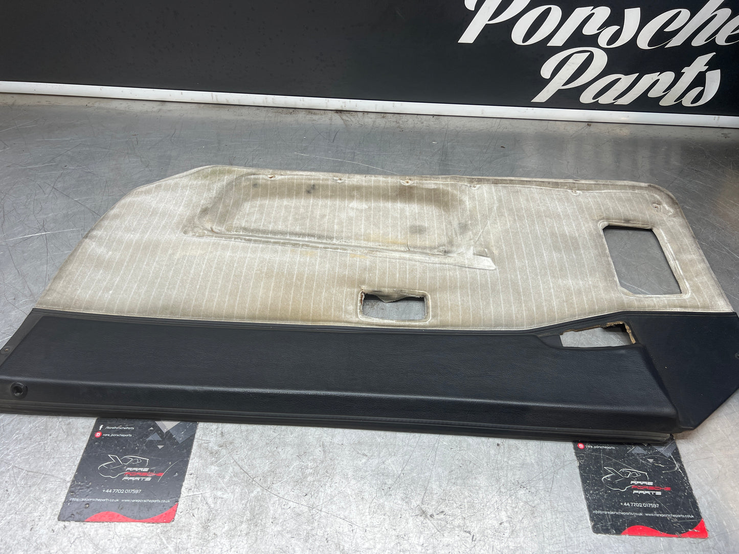 Porsche 944 right door card black / white pinstripe for late cars from 85.5 944555018