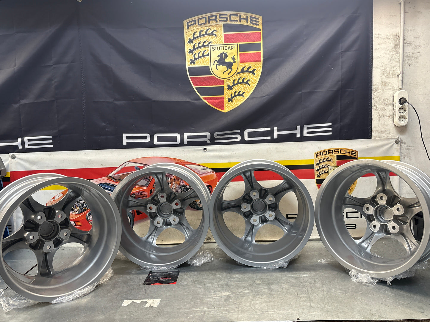 Porsche 944 968 16 inch alloy wheel set, refurbished 94436211400 / 94436211600