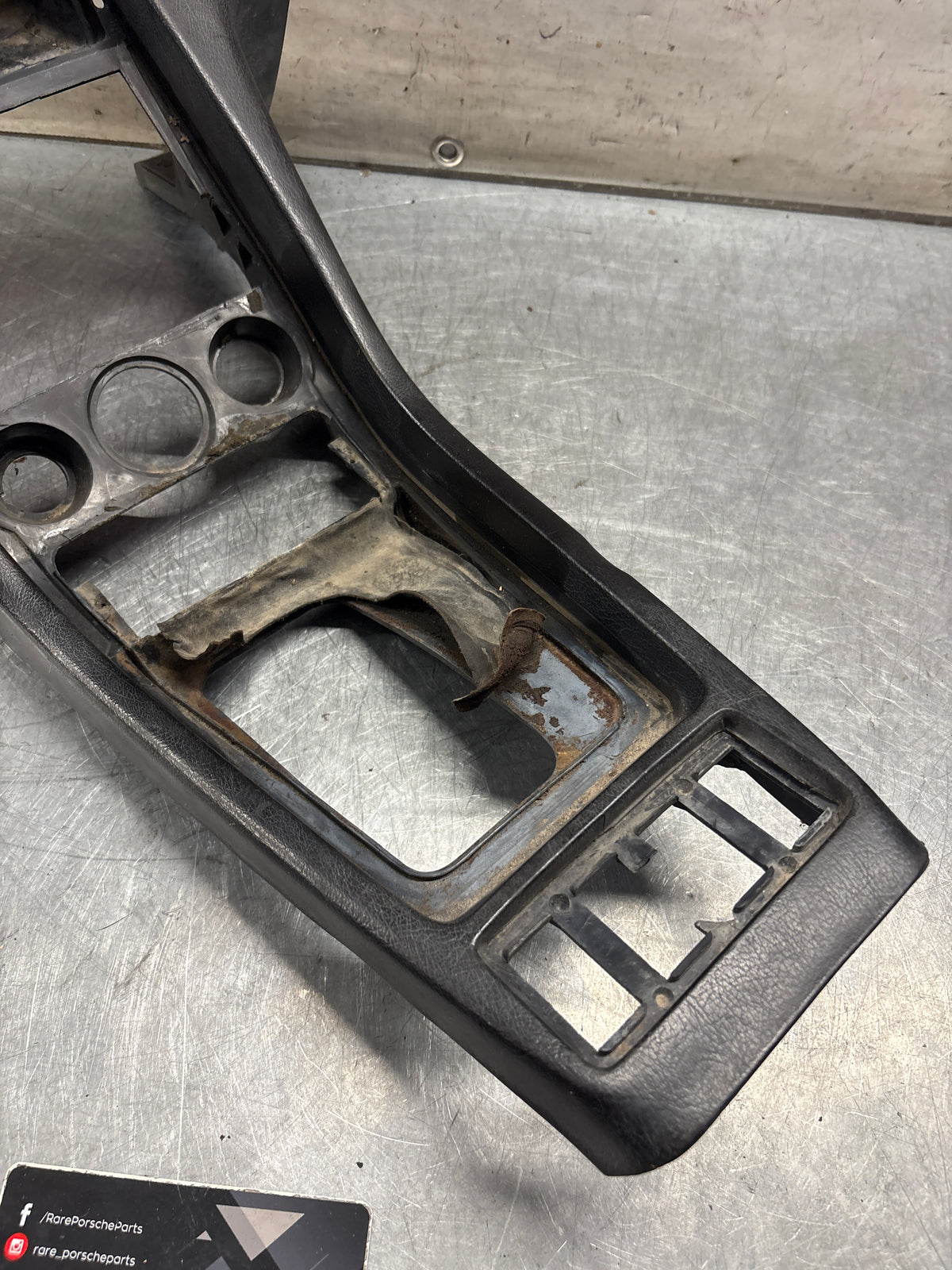 Porsche 928 -1980 Center console, used 92855206306 black