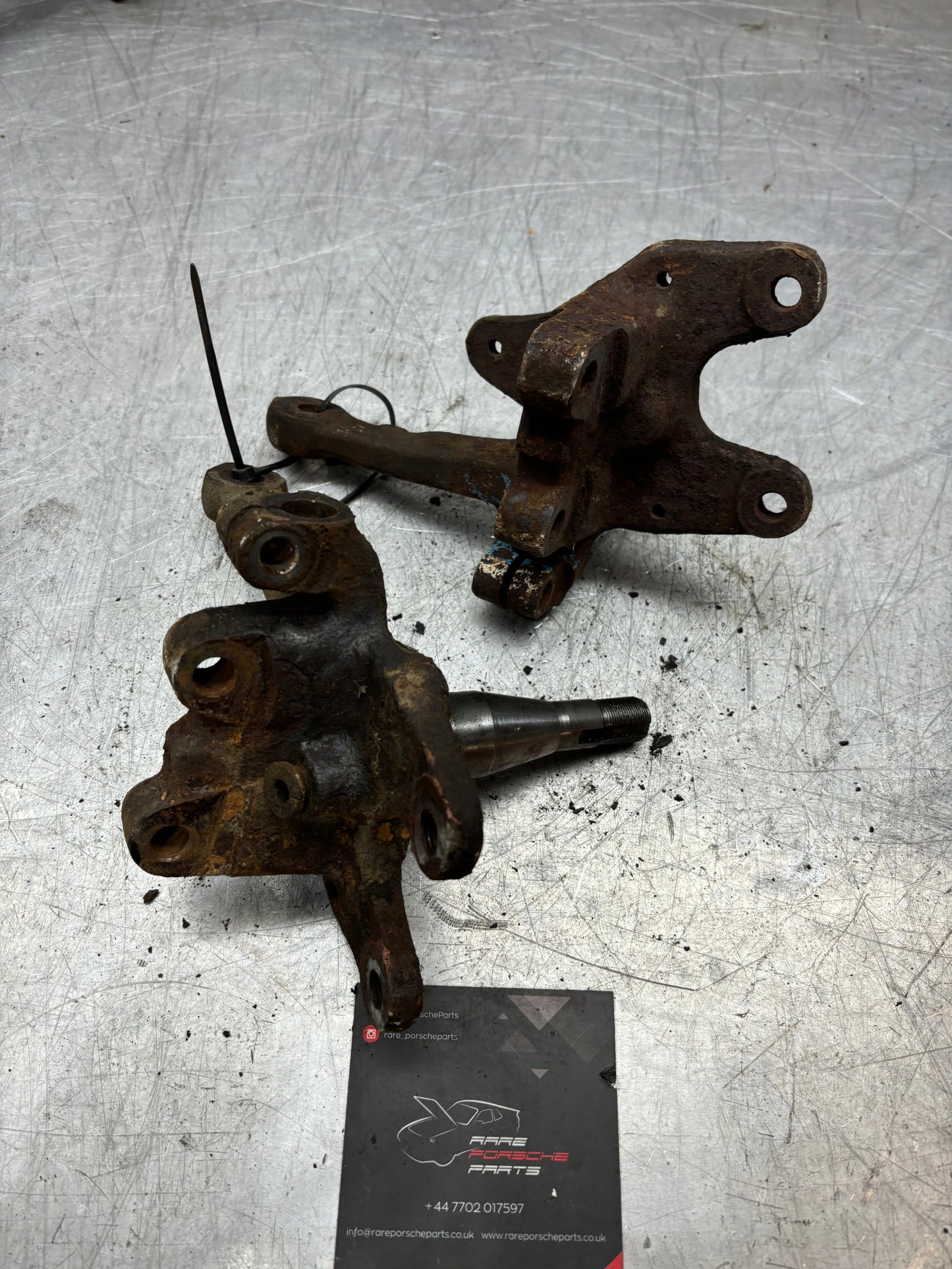 Porsche 944 -85.5/ 924S / 924 Turbo pair of steering knuckle, spindle axle front 477407311L 477407312L, used