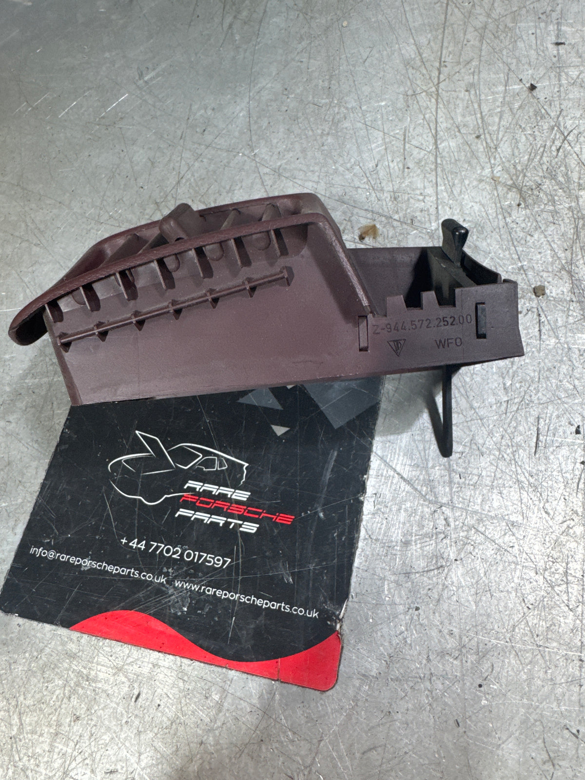 Porsche 944 burgundy Left Interior dash air vent. 94457225200 944 527 252 00 used