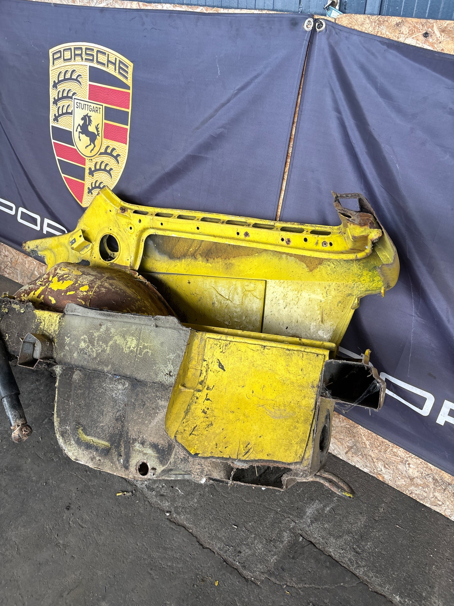 Porsche 924 1976-79 Right side cut, rear fender 477809844