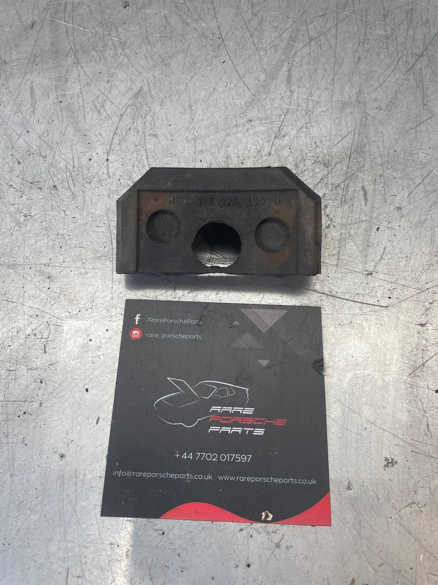 Gomma guarnizione perno portellone posteriore Porsche 924 477827365D sinistra, usata