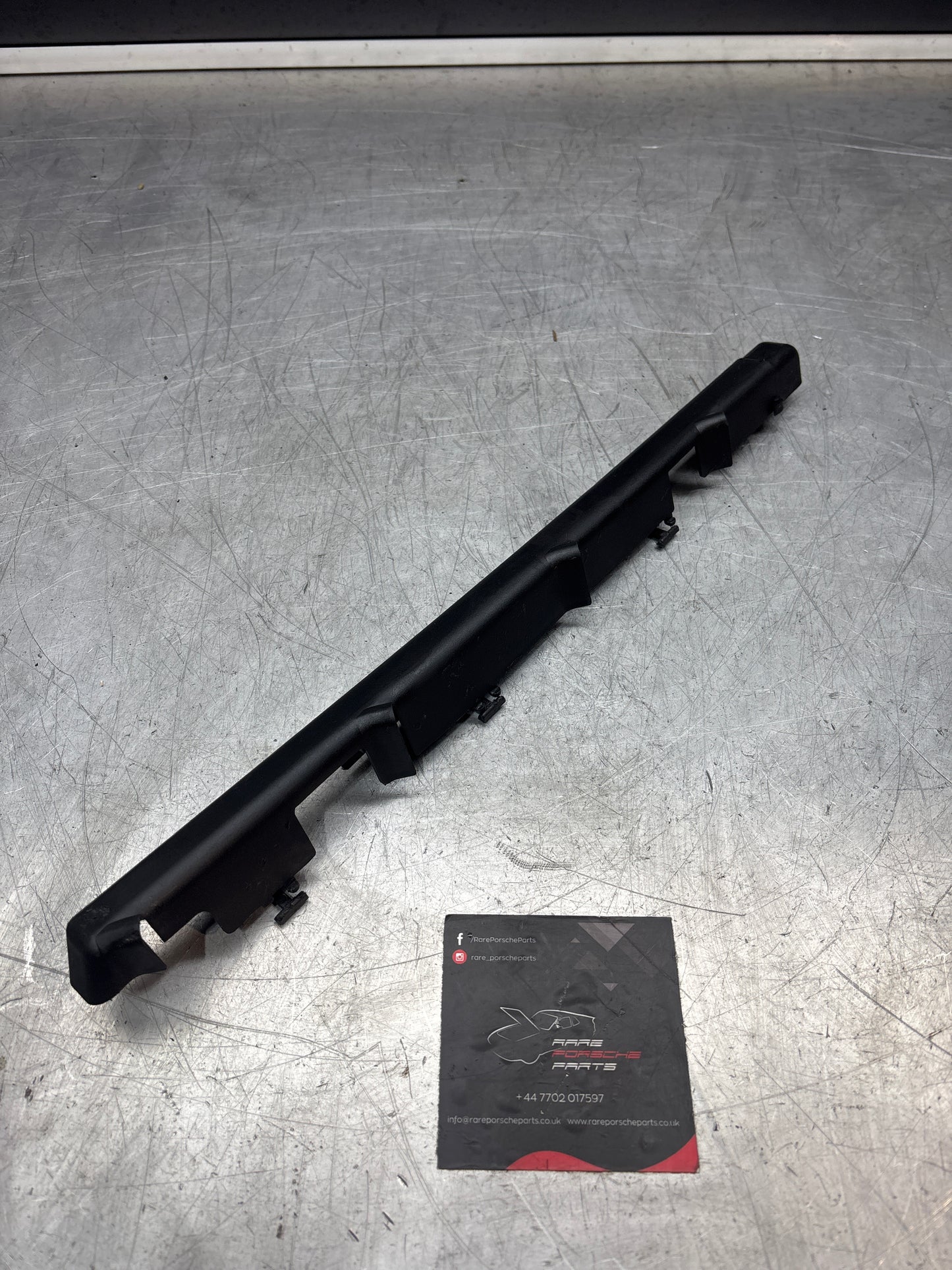 Rivestimento del coperchio del binario dell'iniettore del carburante Porsche 944 94460708102, usato