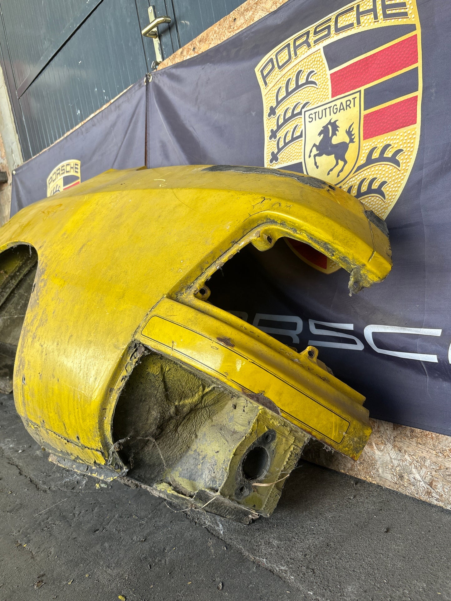 Porsche 924 1976-79 left side cut, rear fender 477809843