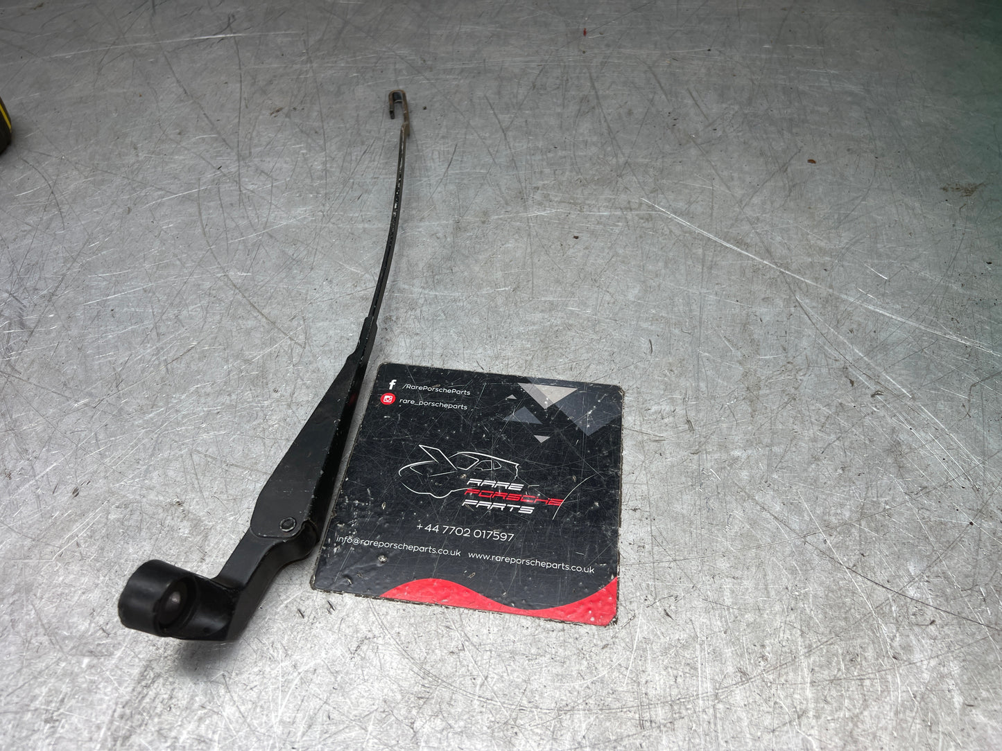 Porsche 924 80-88 944 82-85.5 braccio tergicristallo anteriore 372mm, usato per ristrutturazione