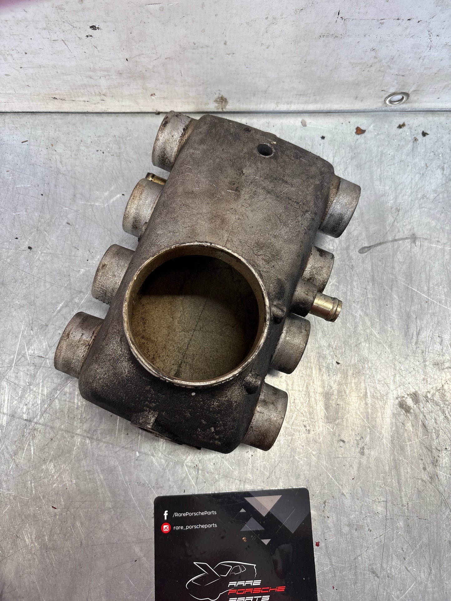 Porsche 928 Used plenum chamber 9281101590R
