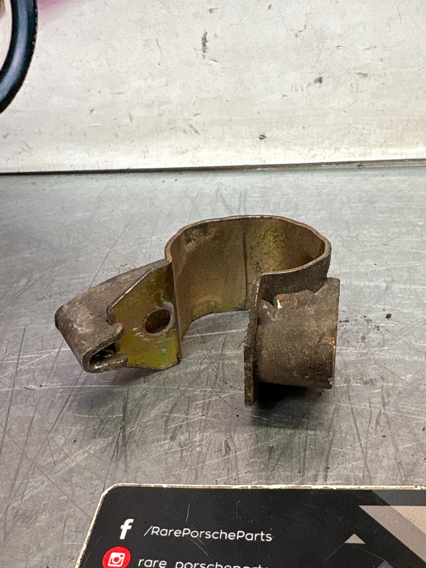 Porsche 928 anti roll bar bearing clip, used 92833308500