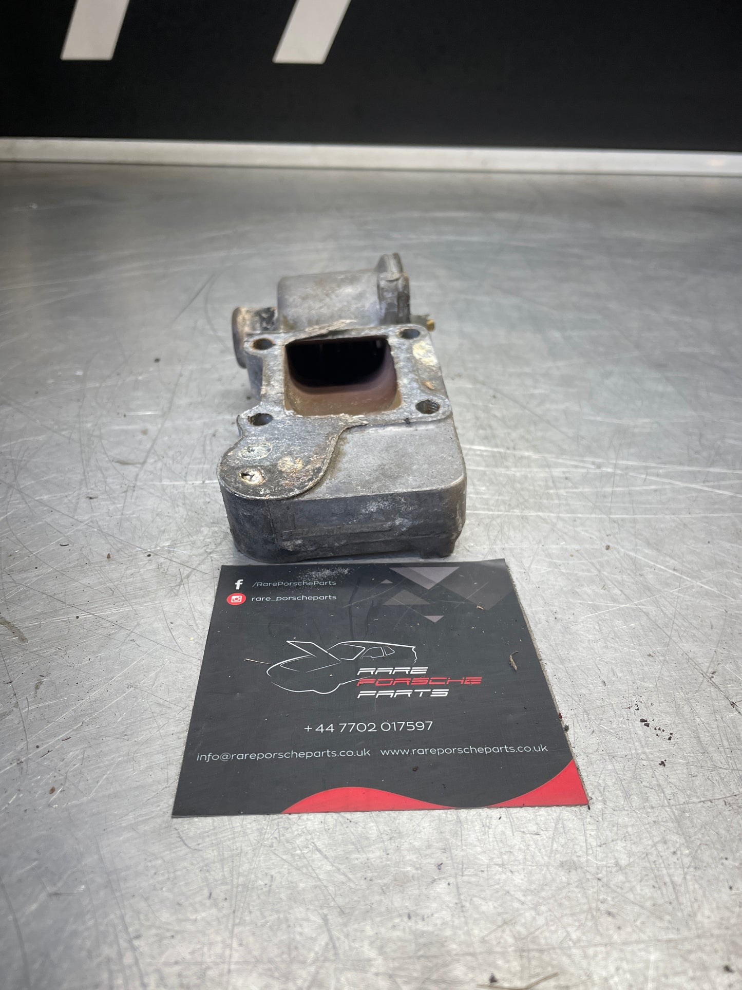 Alloggiamento termostato Porsche 924924 Turbo 048121117 usato