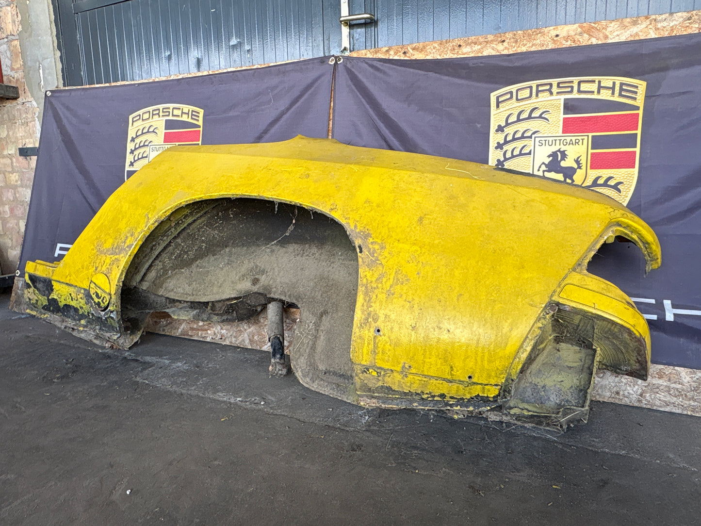 Porsche 924 1976-79 left side cut, rear fender 477809843
