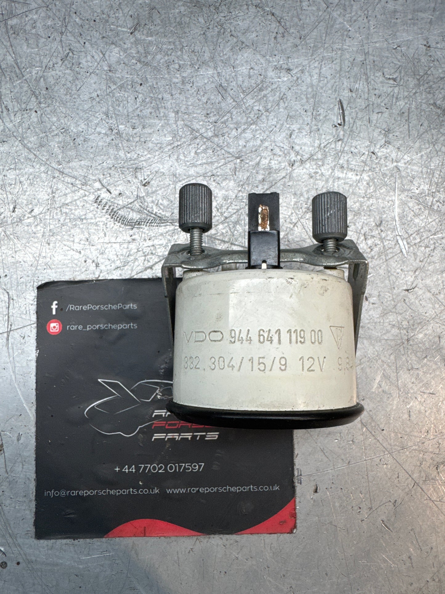 Porsche 944 Voltmeter mit gelben Ziffern 94464111900. 944 641 119 00