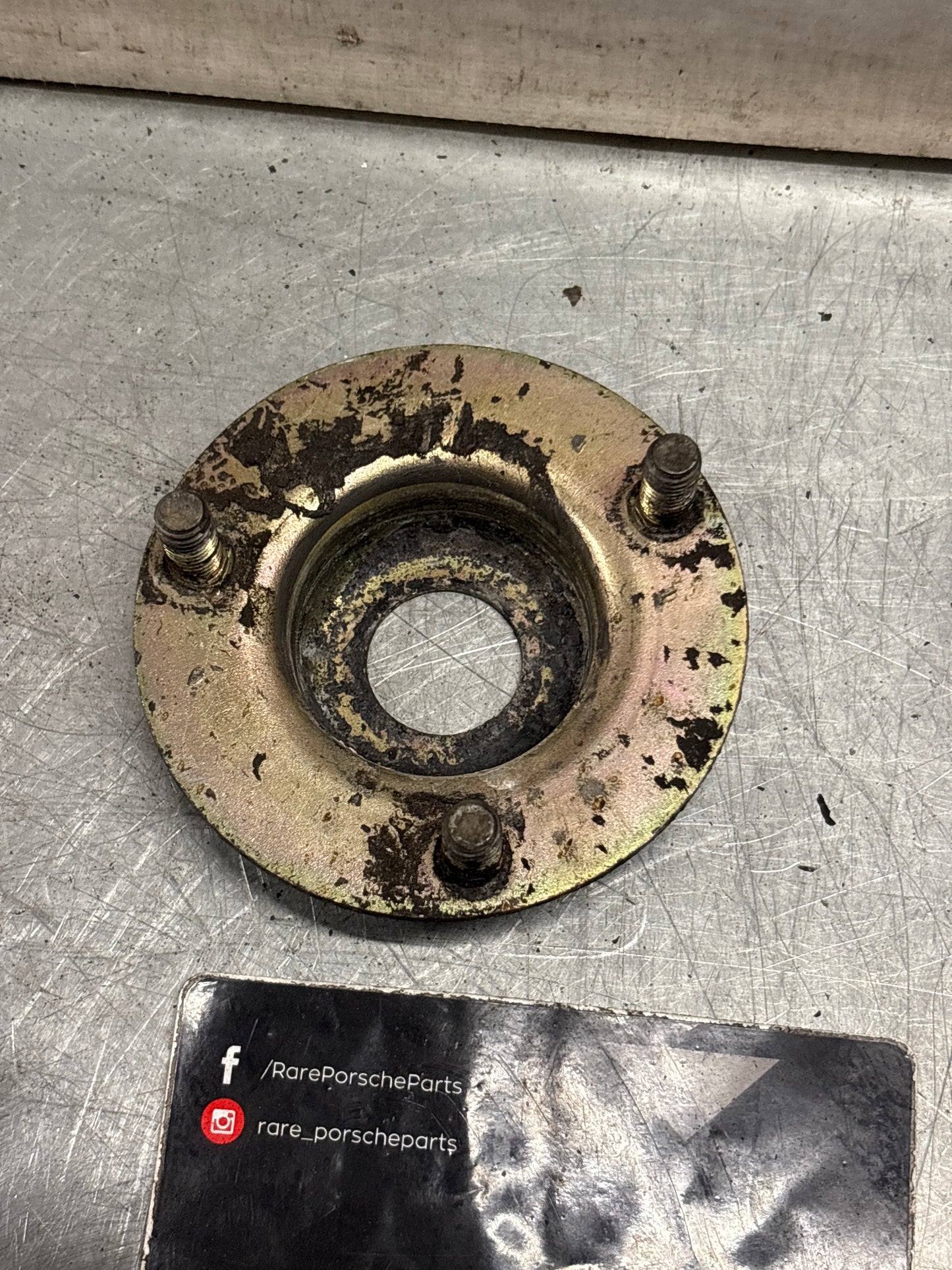 Porsche 928 rear shock absorber fastening plate, used 92833306400