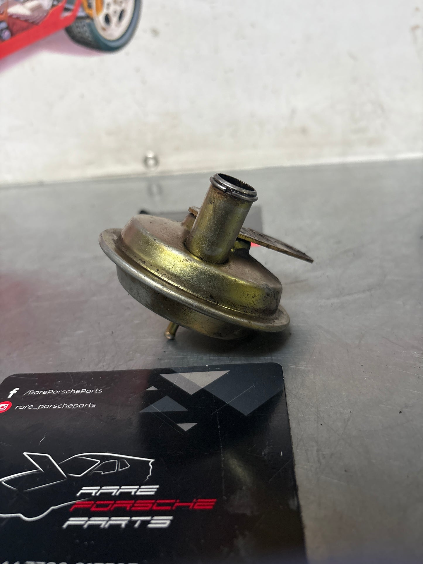 Porsche 928 Bosch fuel pressure regulator, used 0280160322