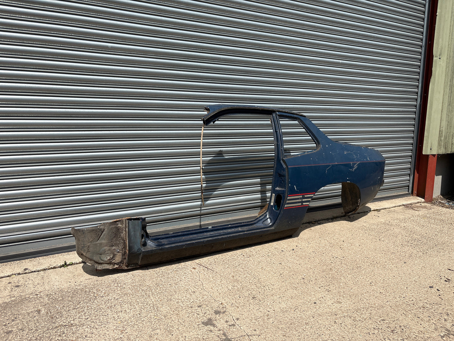 Porsche 924 1983 left side cut, rear fender with sill