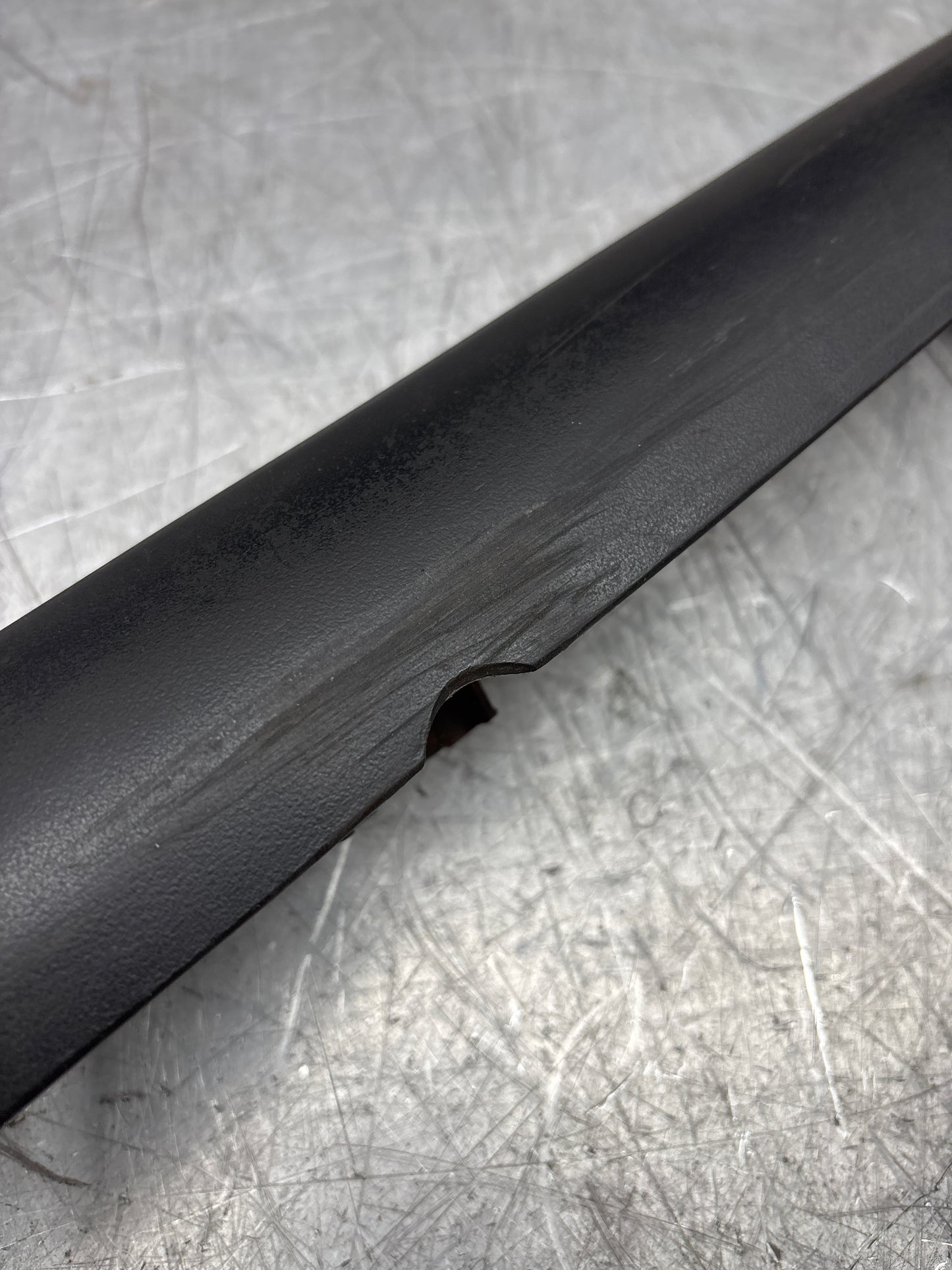 Modanatura battitacco inferiore Porsche 944 lato sinistro, usata 95155919500