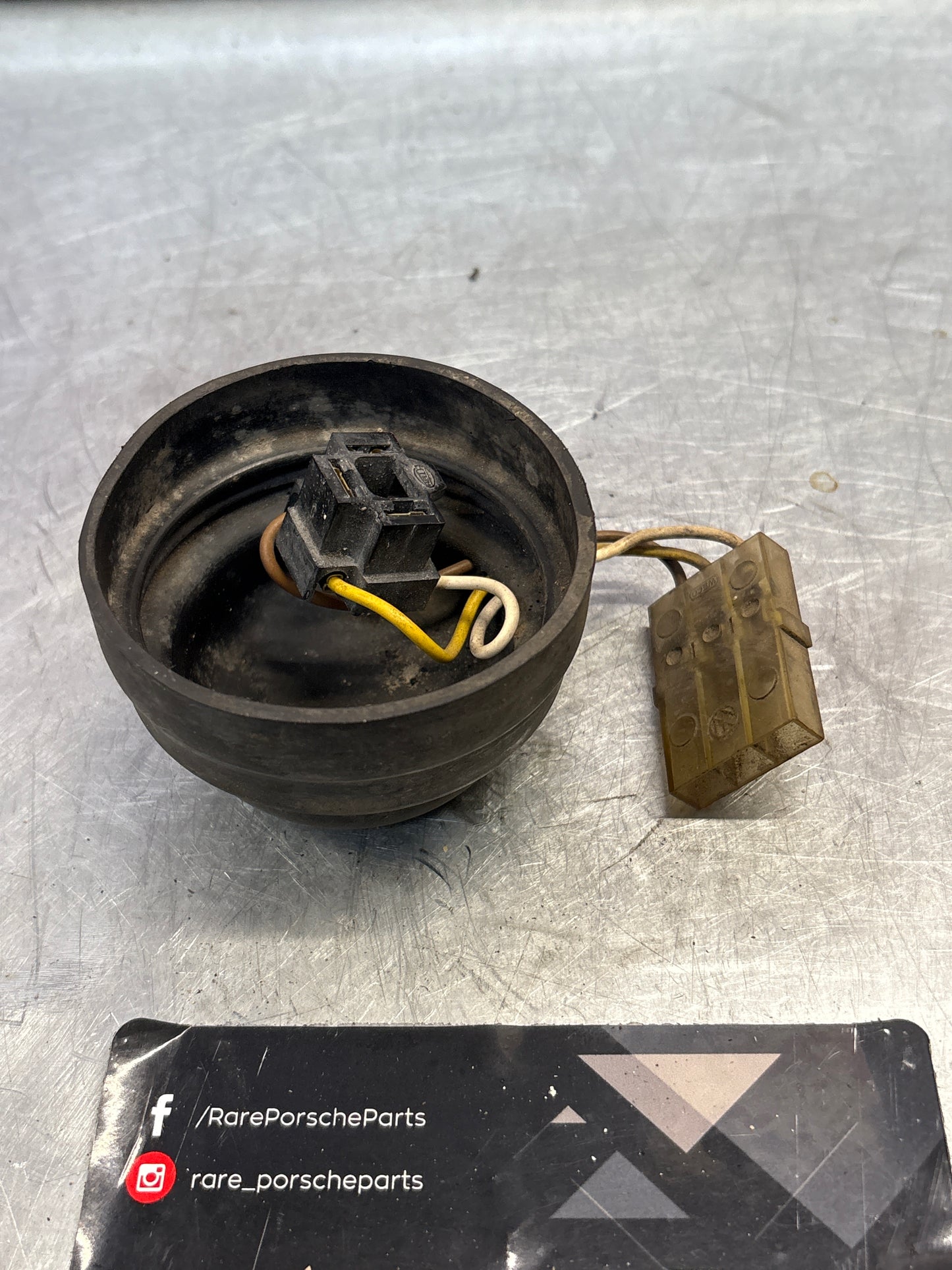 Porsche 924 944 early Copertura in gomma per lampadina faro con cablaggio HELLA 9GH 118017-00 usato