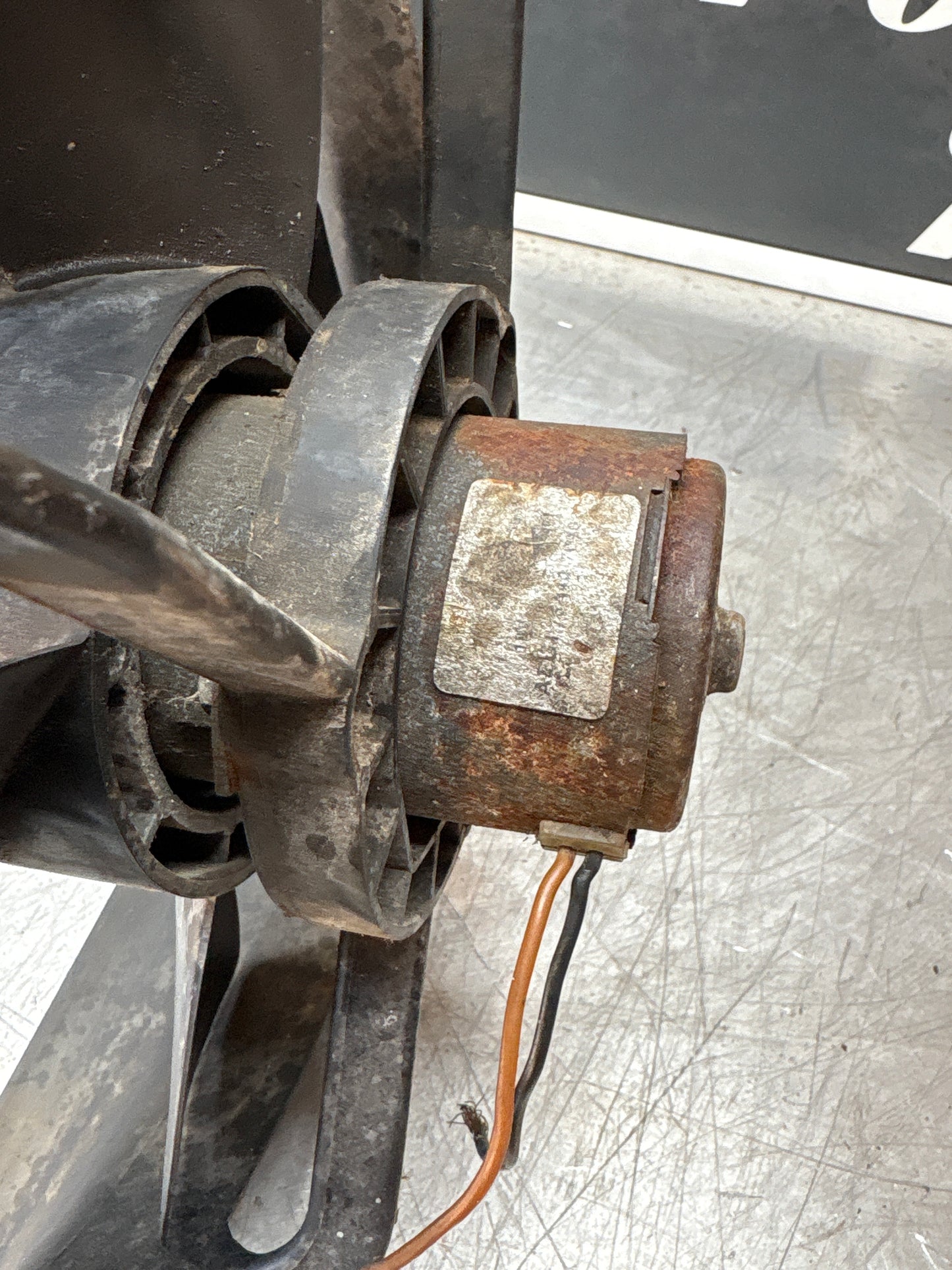 Porsche 924 2.0 NA / 924 Turbo used cooling radiator fan with surround 477121207C / 477959455C used