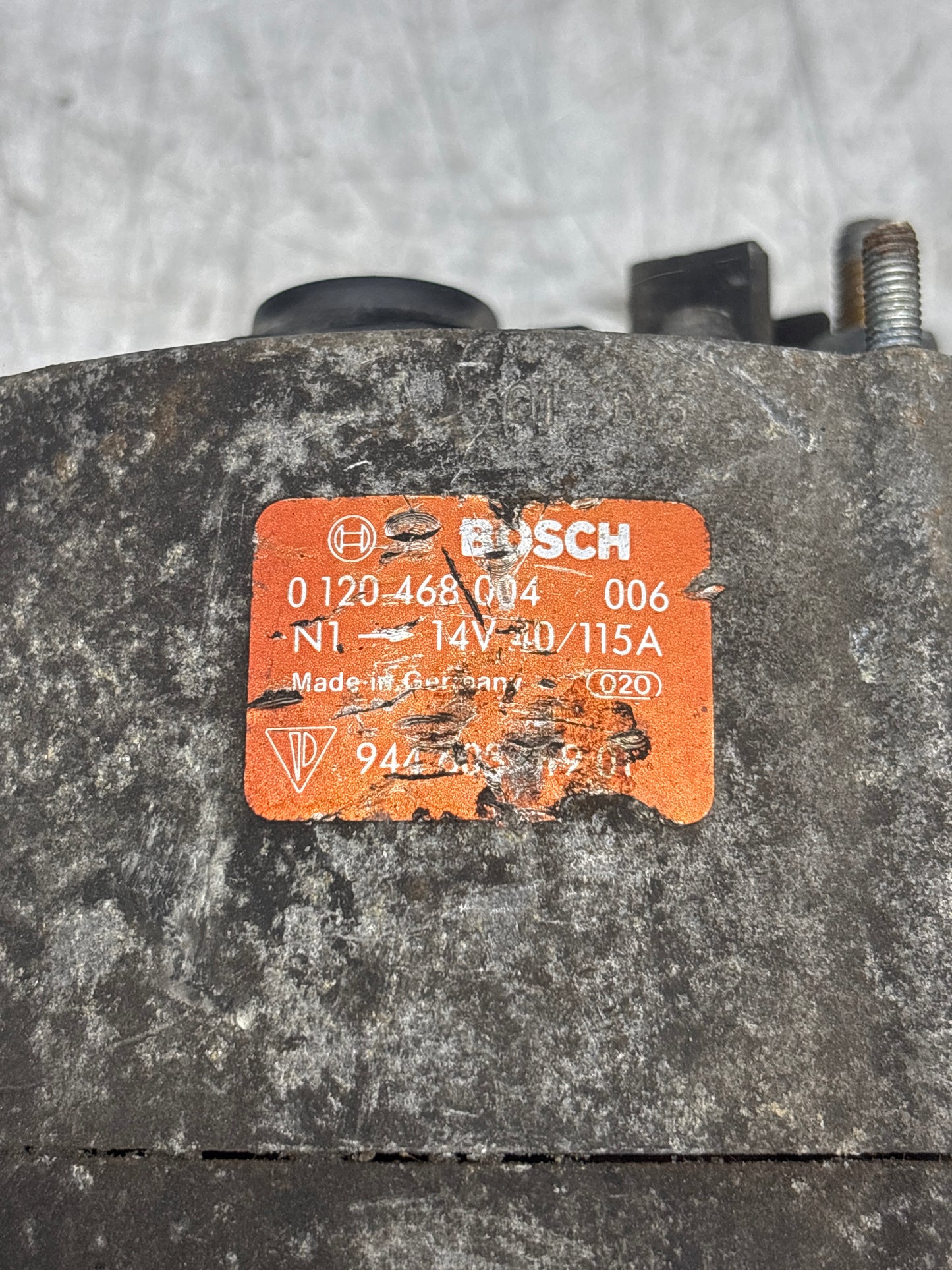 Porsche 944 alternator 1986- 94460301901 / 0120468004, used