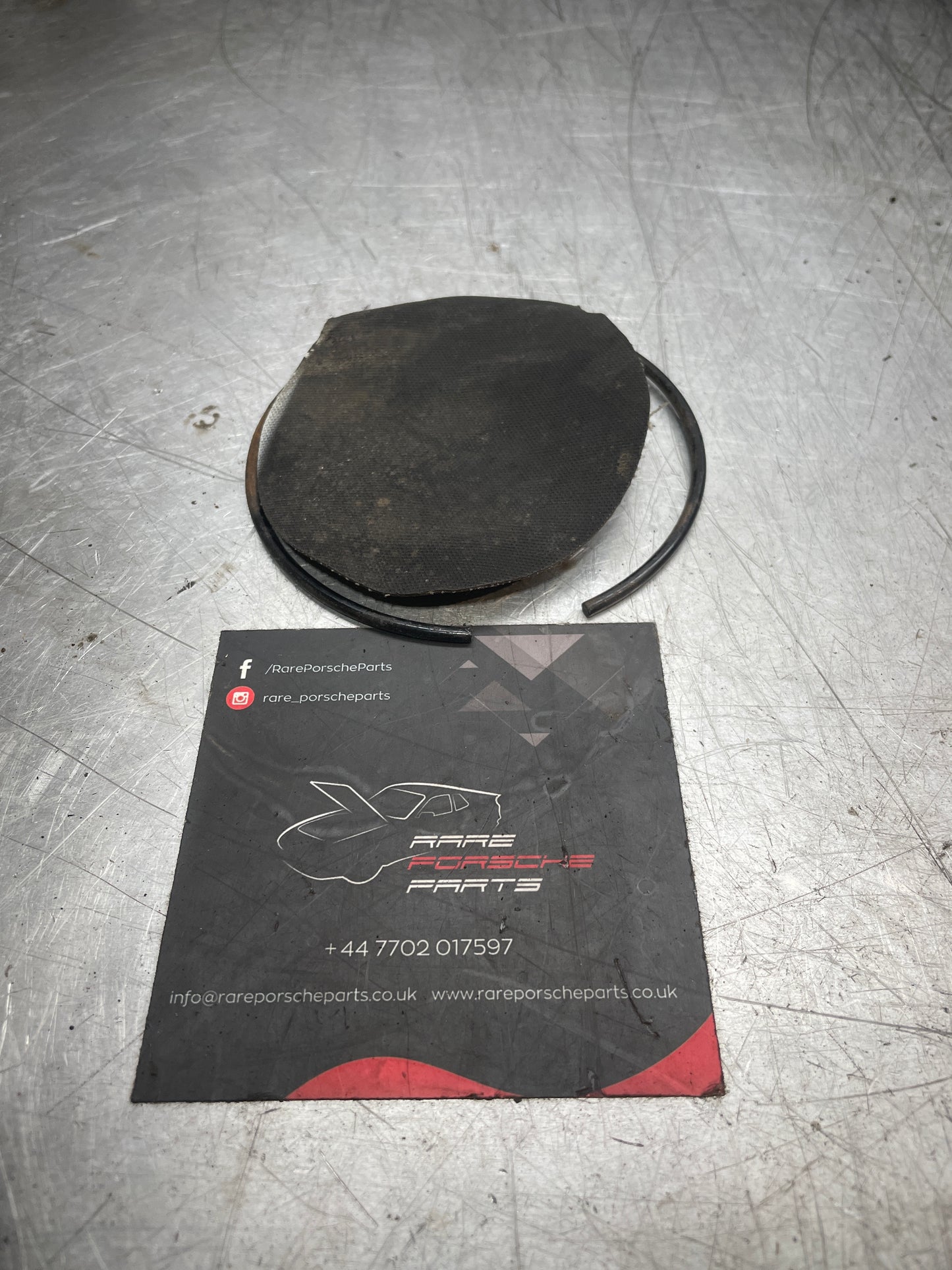 Porsche 944 fuel snap ring with protective round flap, used 90090604503 / 92820105702