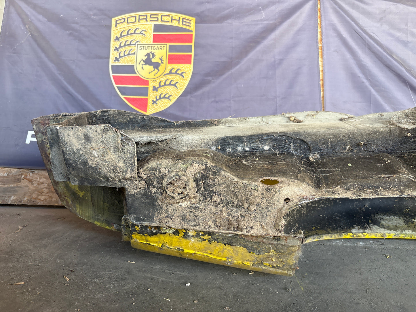 Porsche 924 1976-79 left side cut, rear fender 477809843