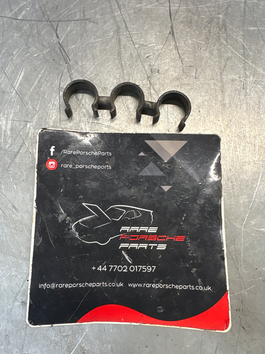 Porsche 944 2.7 / S2 oil tube clip, used