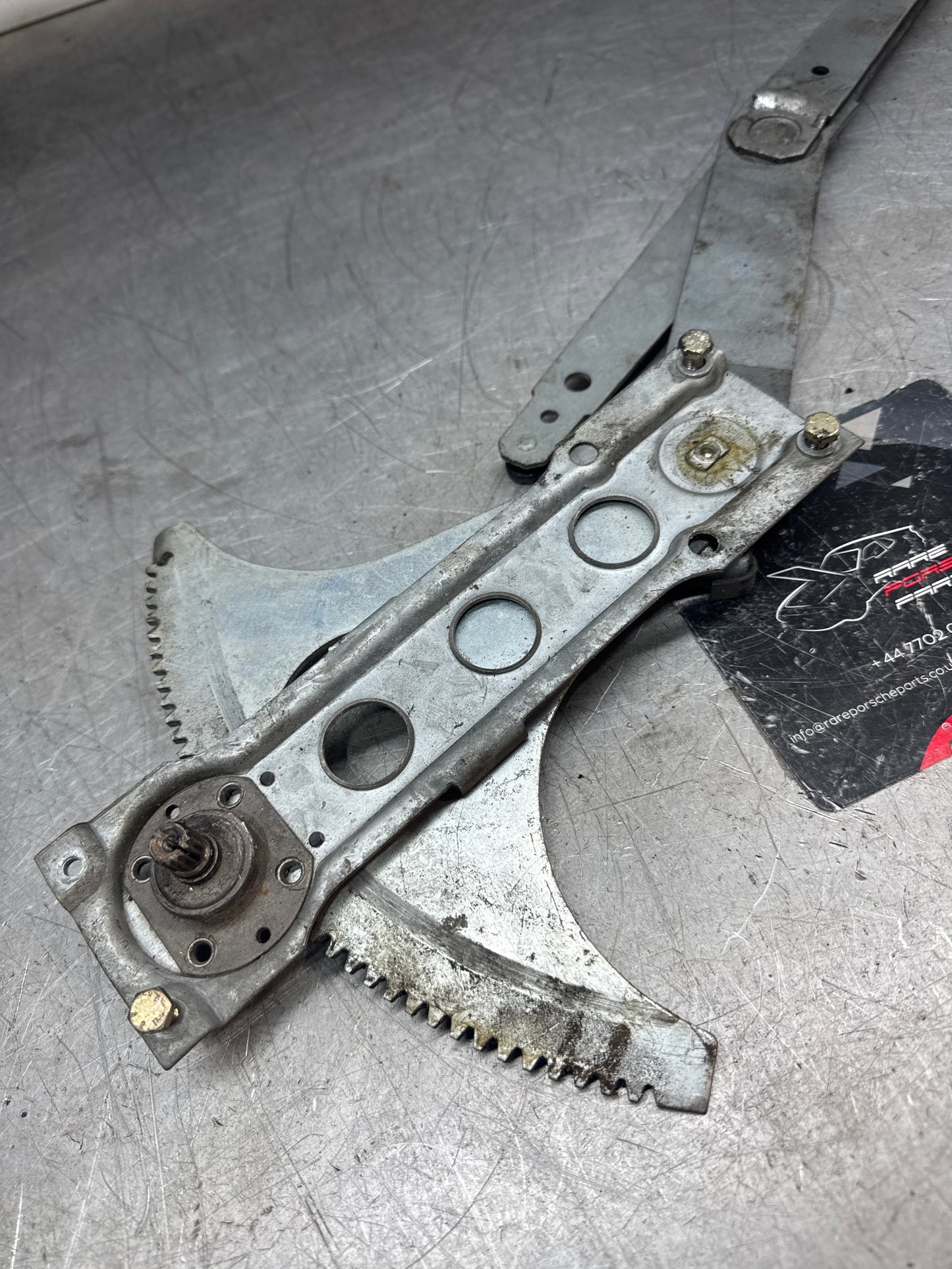Porsche 968 club sport manual window regulator. Good condition. Right side. 477837442A
