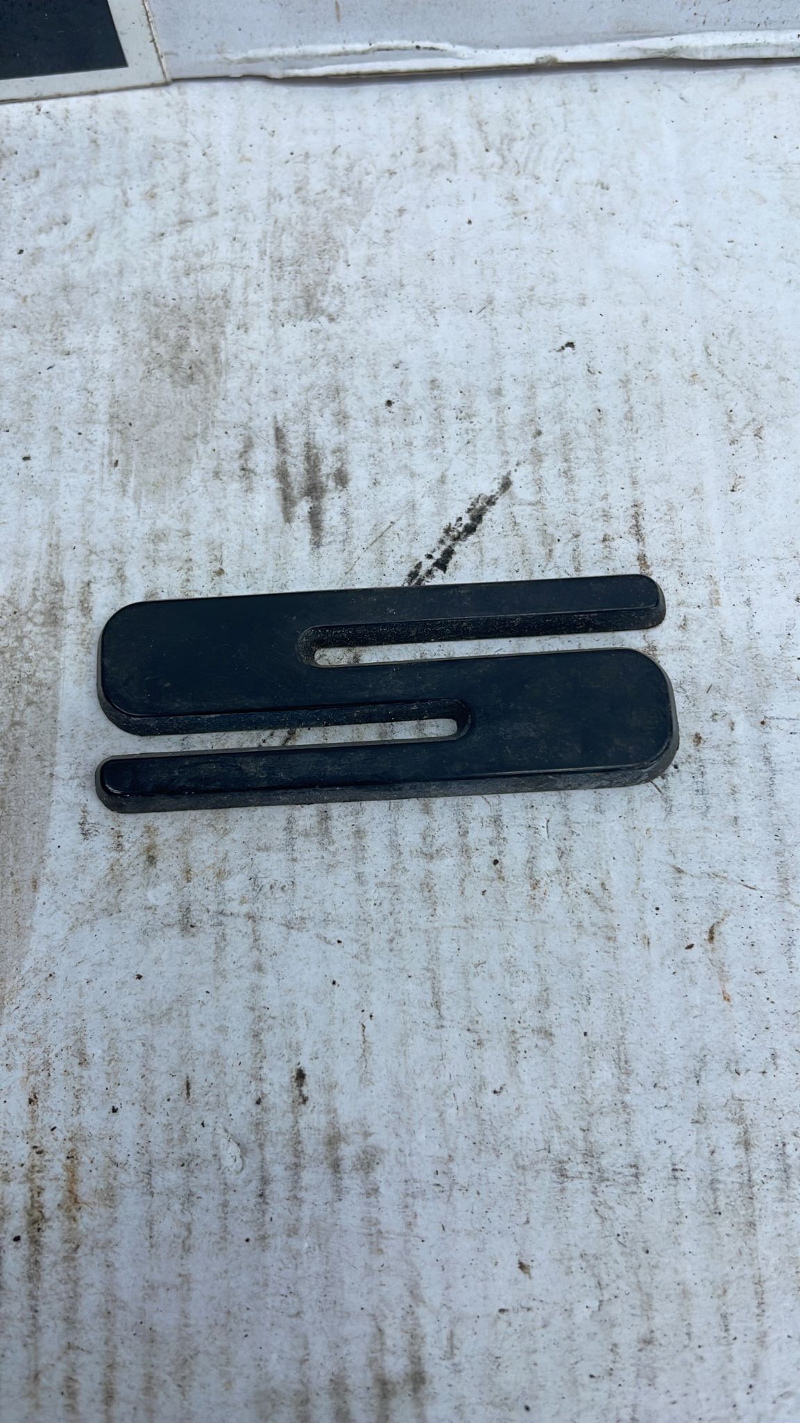 Porsche 944 S Rear tailgate badge. Black original used.