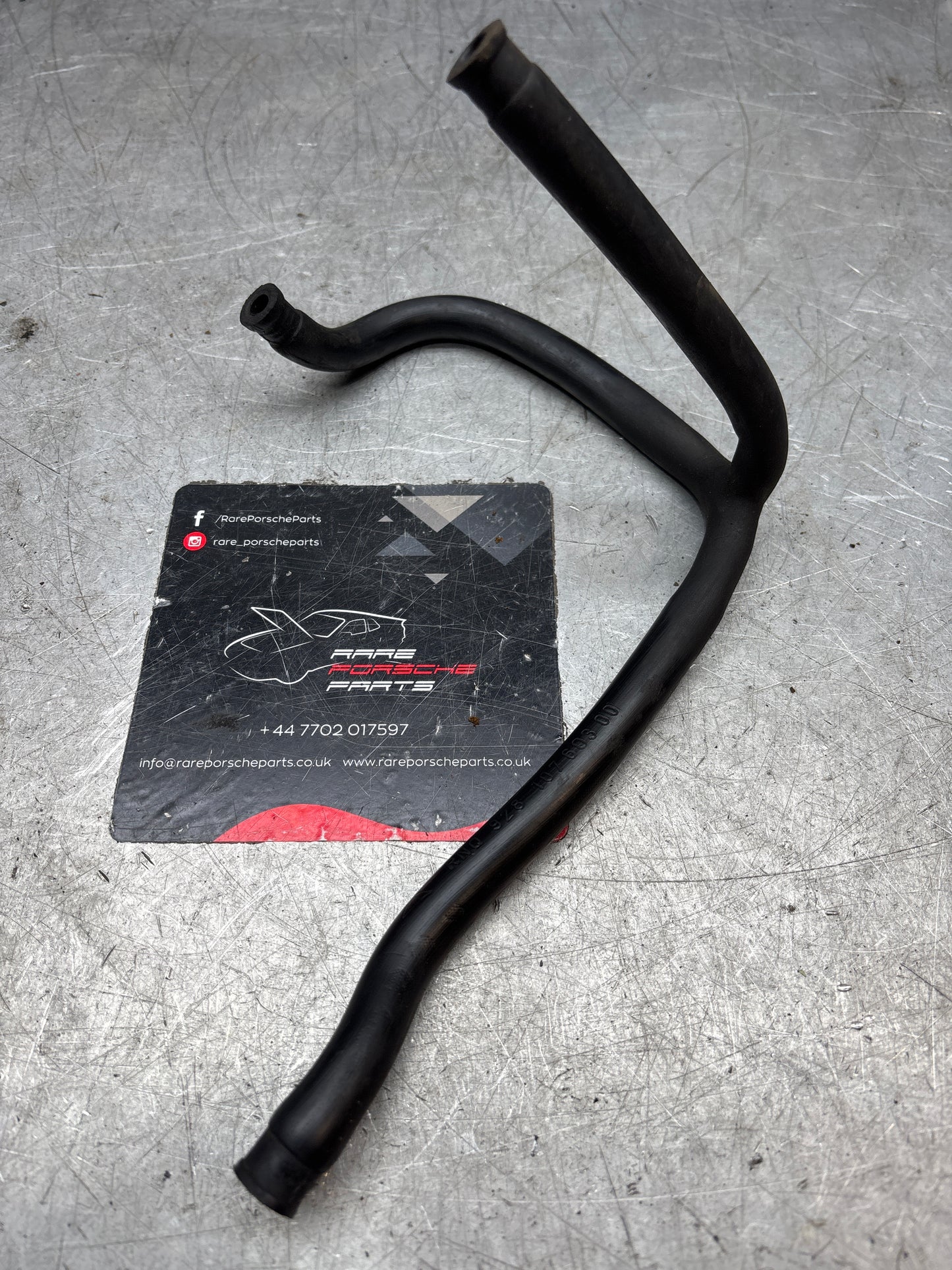 Tubo di sfiato del carter Porsche 928, usato. 92810760300