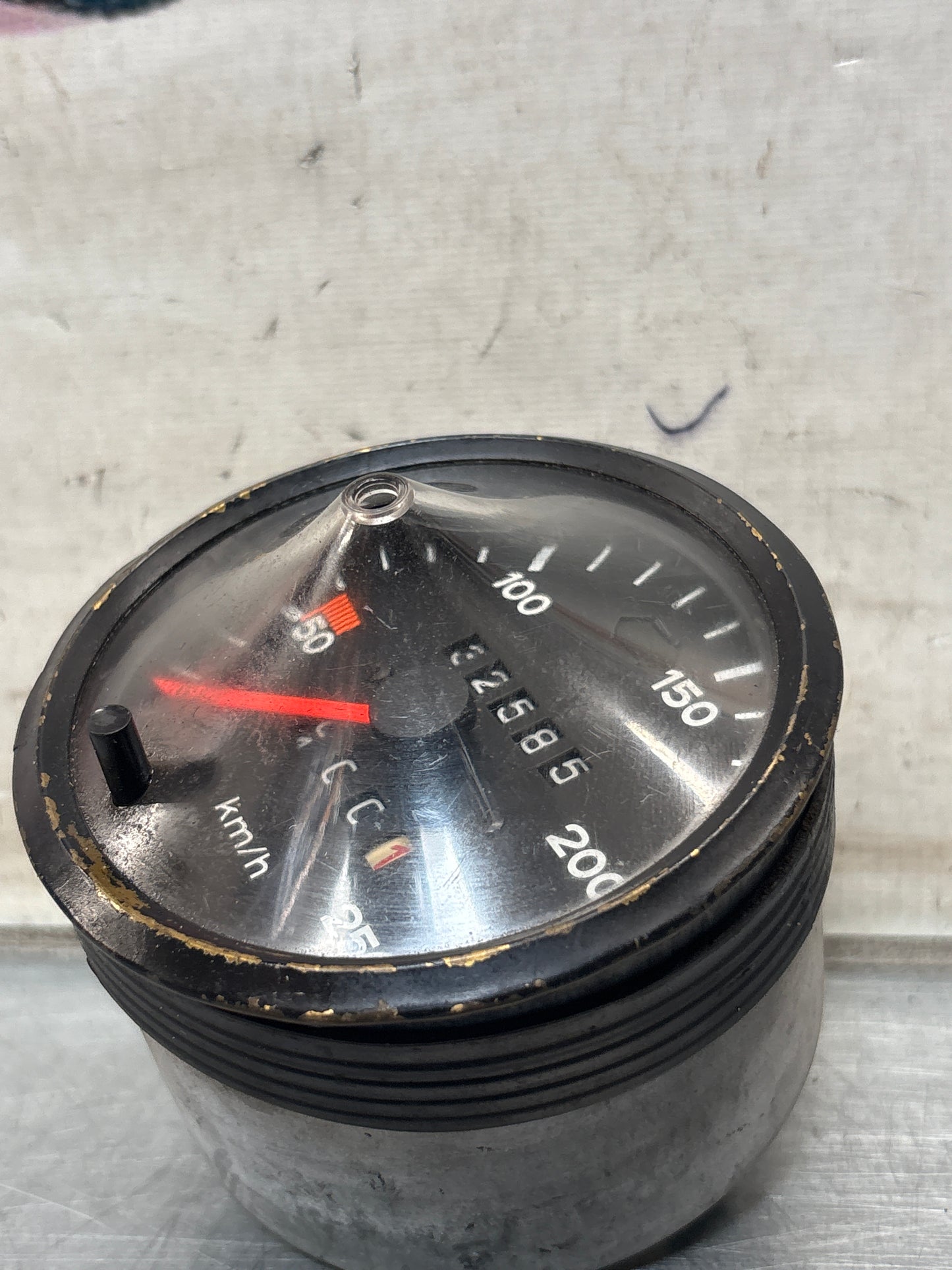 Porsche 924 Early km/h speedometer with 32k showing 477957021