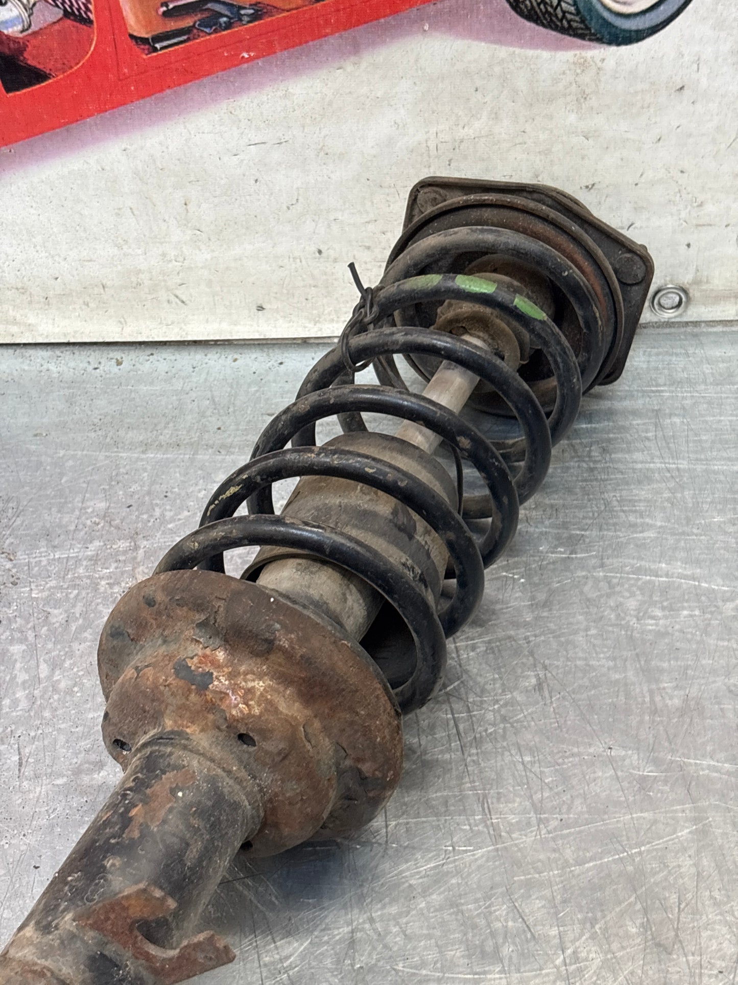 Porsche 944 in anticipo, gamba della sospensione sinistra 924S, usata, ricambio o riparazione