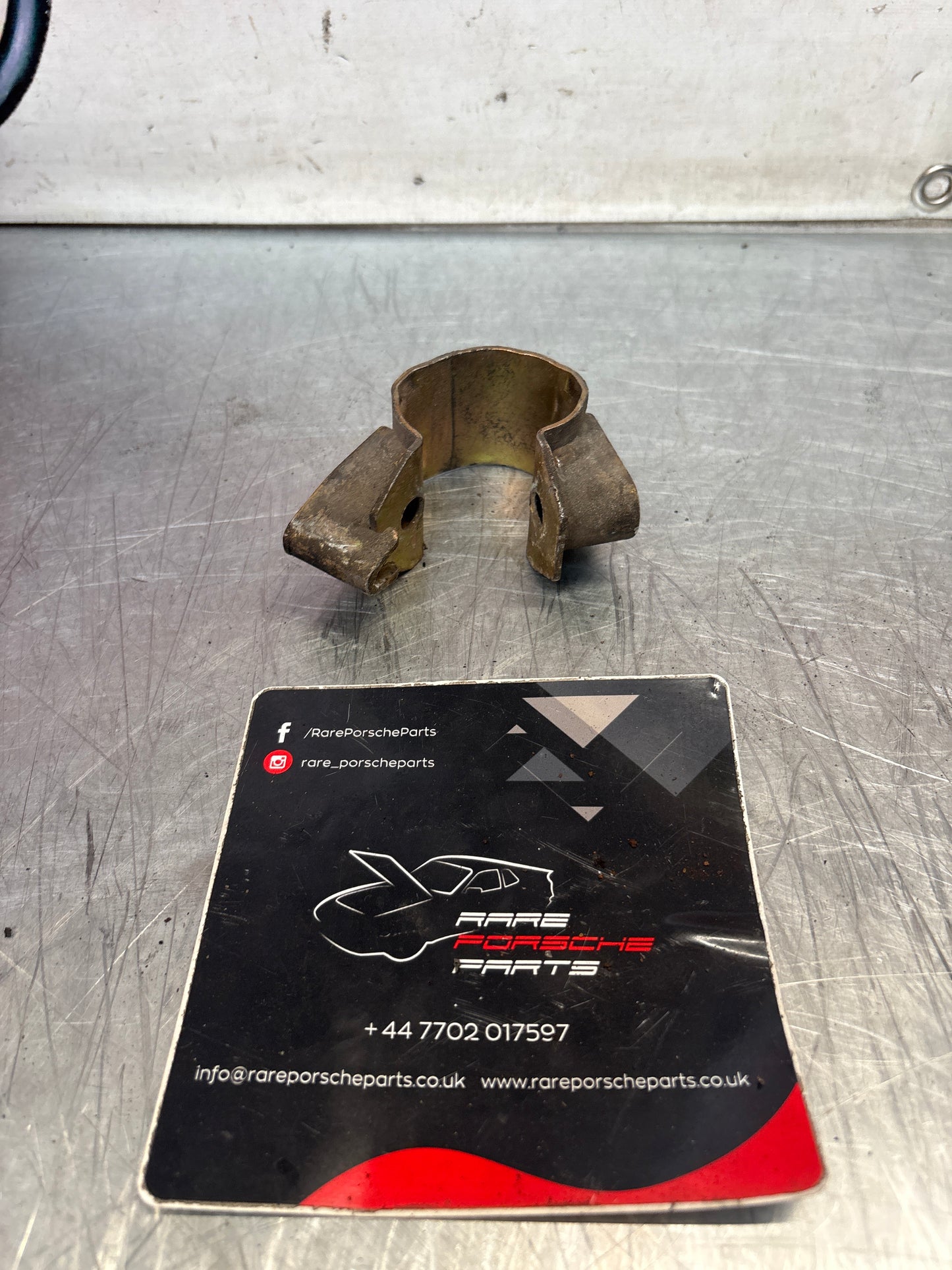 Porsche 928 anti roll bar bearing clip, used 92833308500
