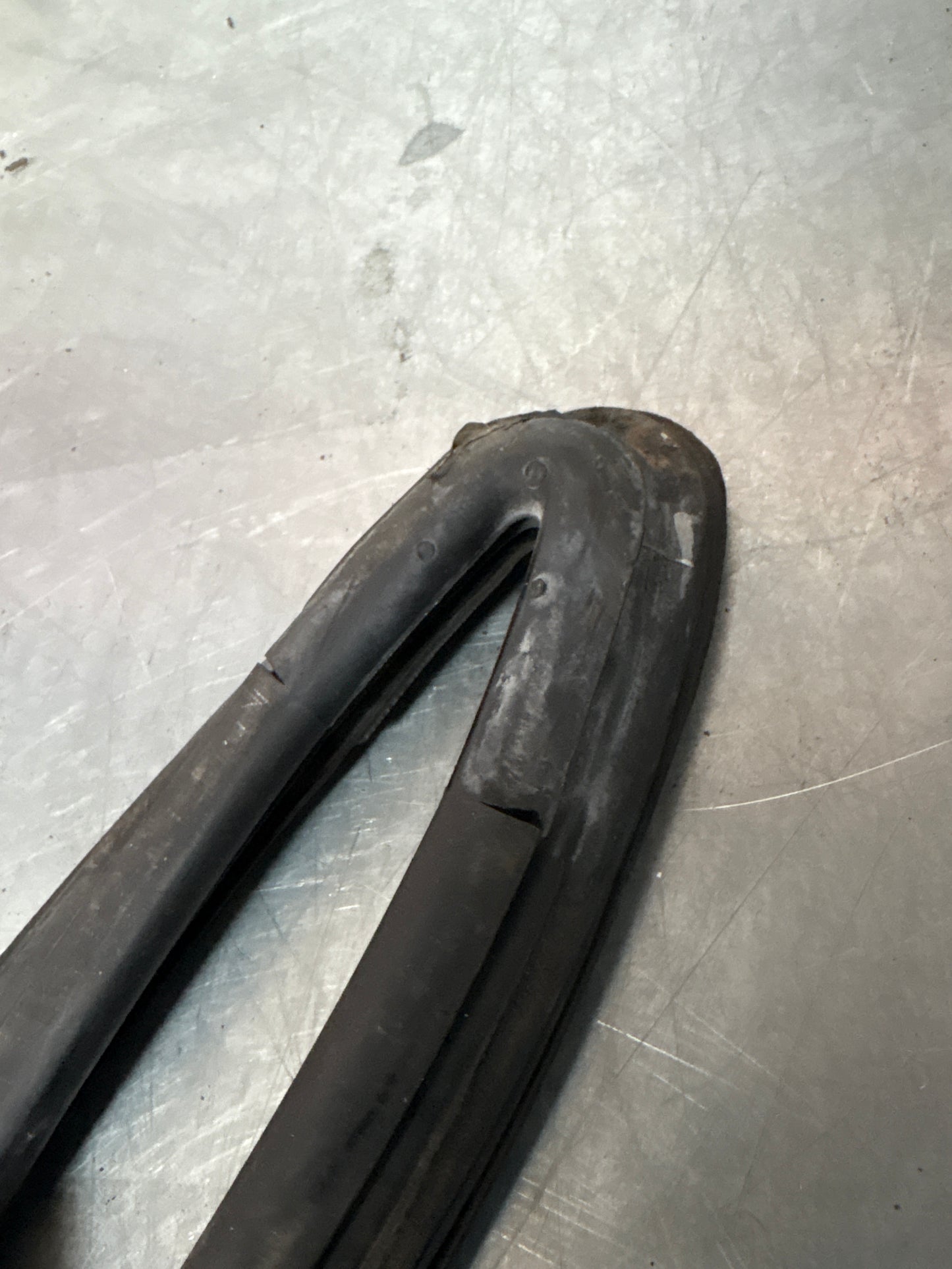 Porsche 928 left quarter glass rubber seal, 92854303704 used