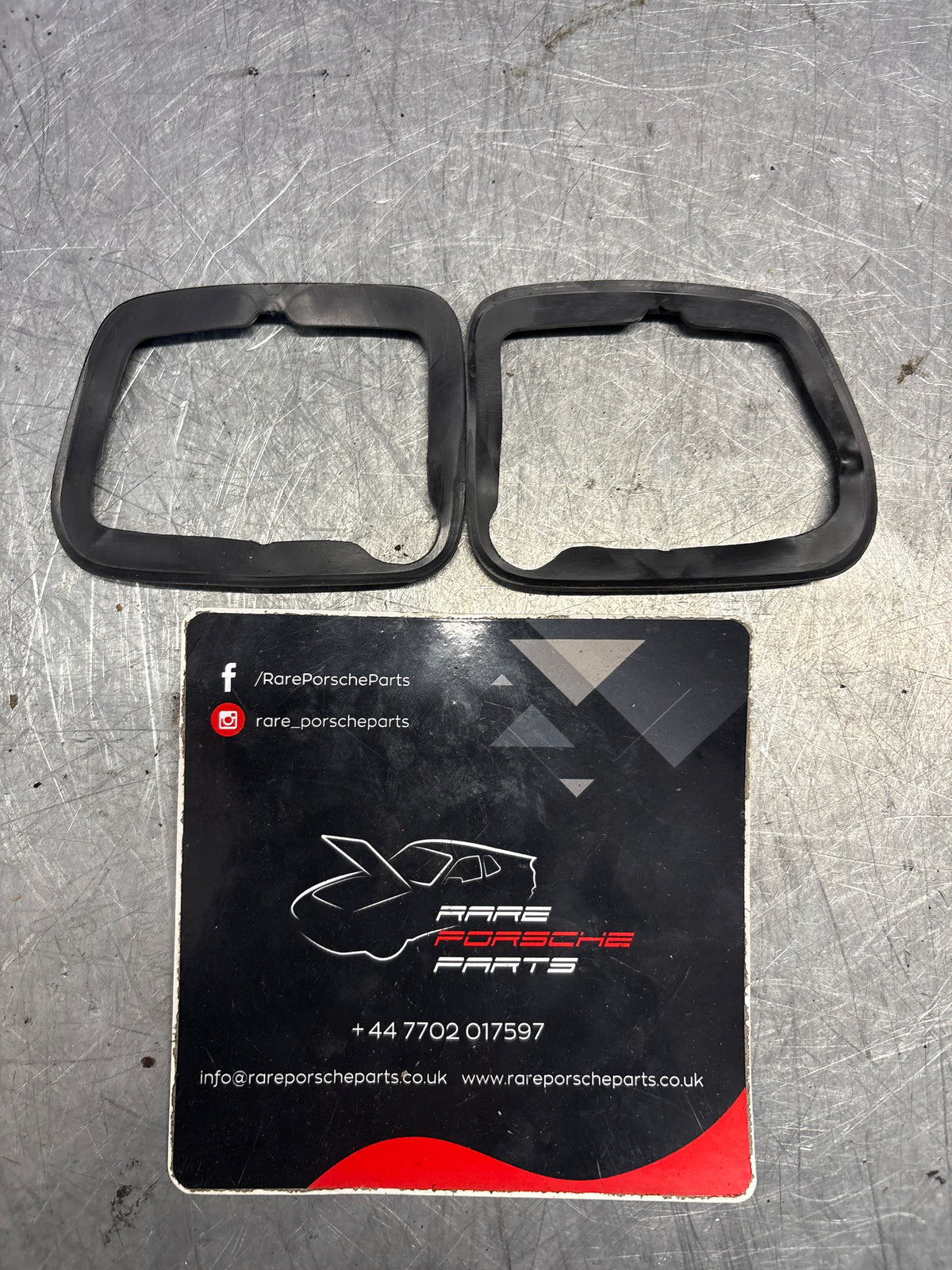 Porsche 924 / 944 early series 1 -85.5 pair of mirror rubber gasket, LHD ONLY 94473150800 / 94473150500