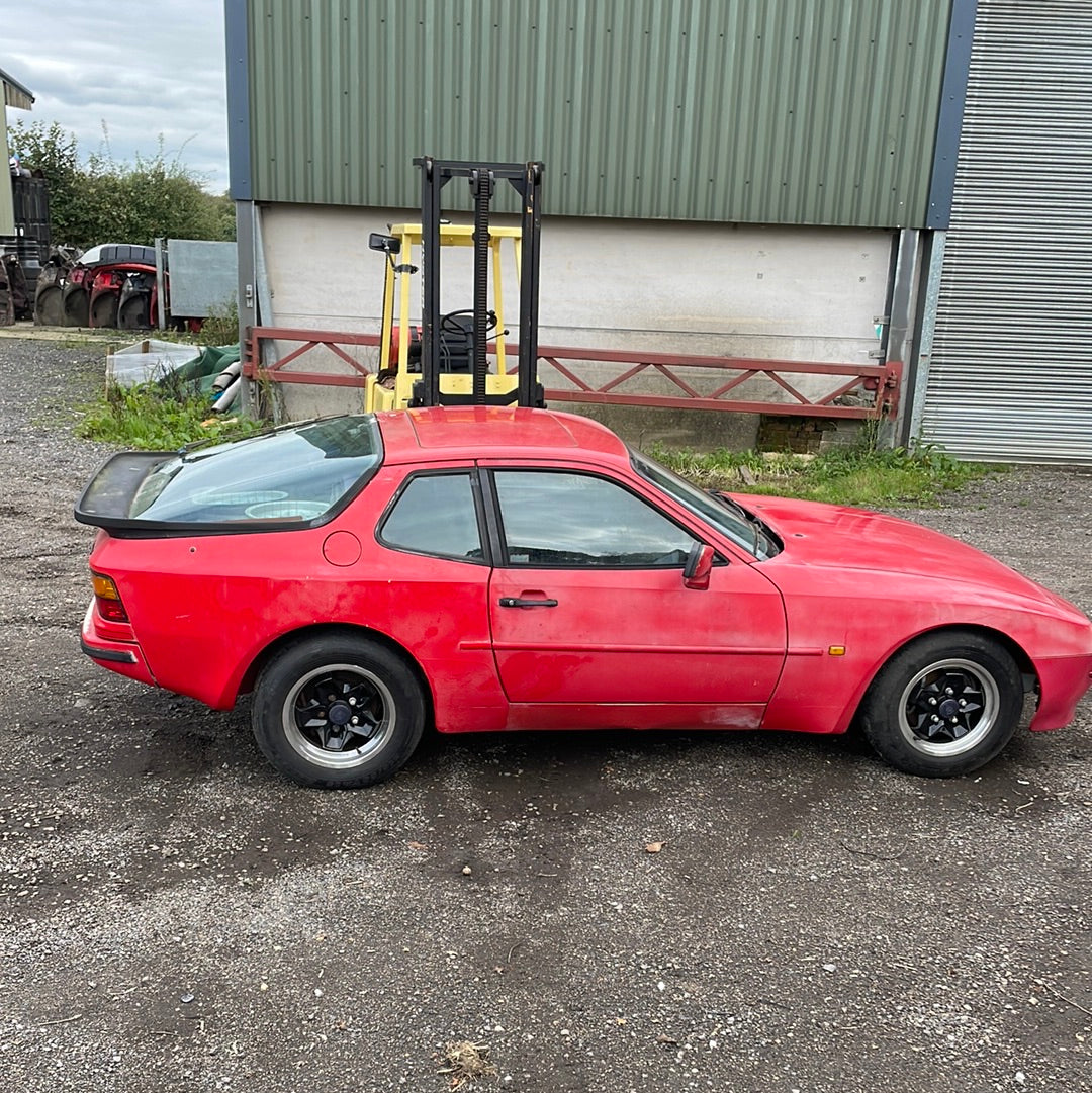 Porsche 944 2.5 frenata, tutti i pezzi disponibili, il prezzo si intende per un dado della ruota