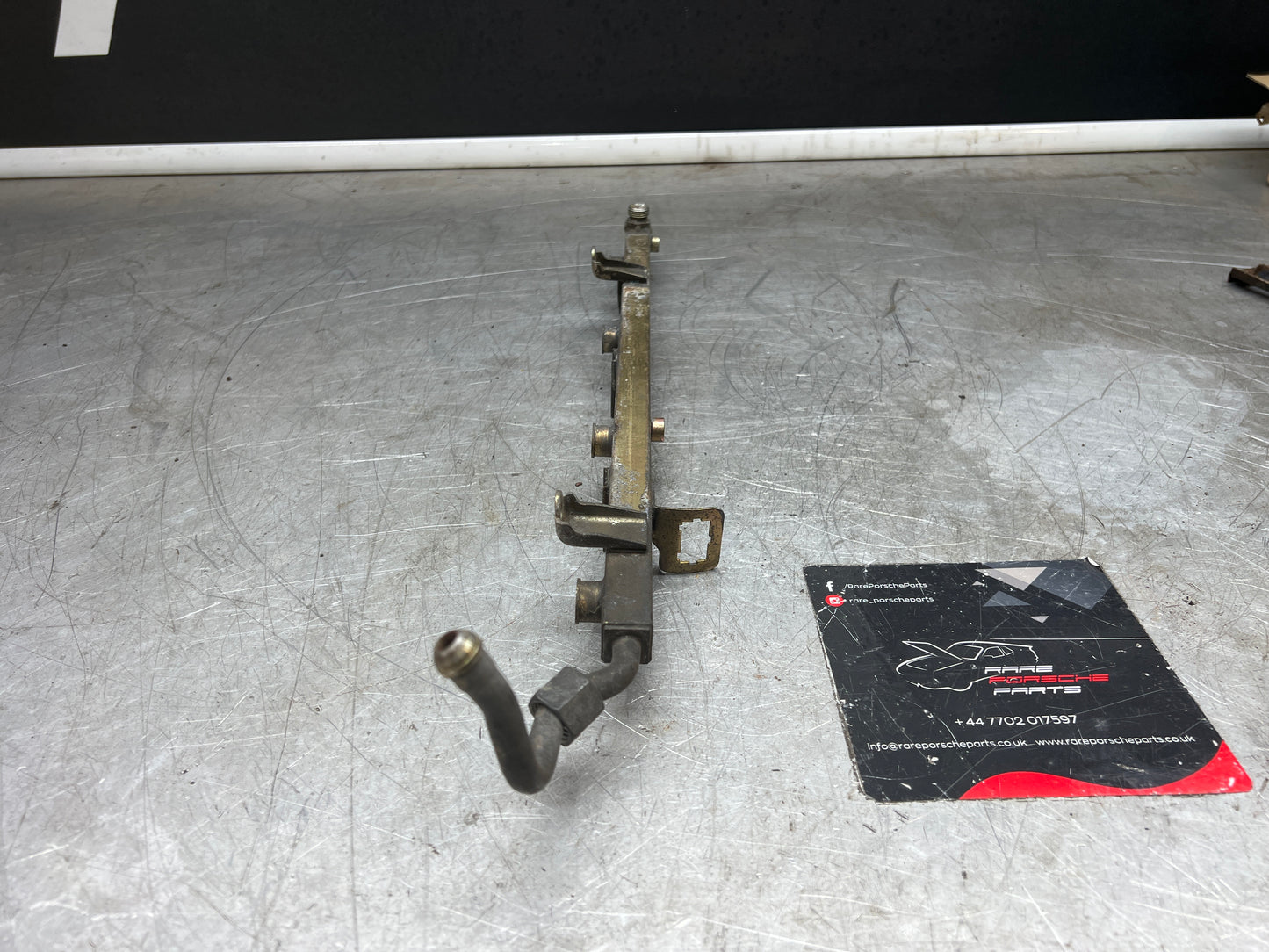 Porsche 928 S4 fuel rail right, used 92811008017