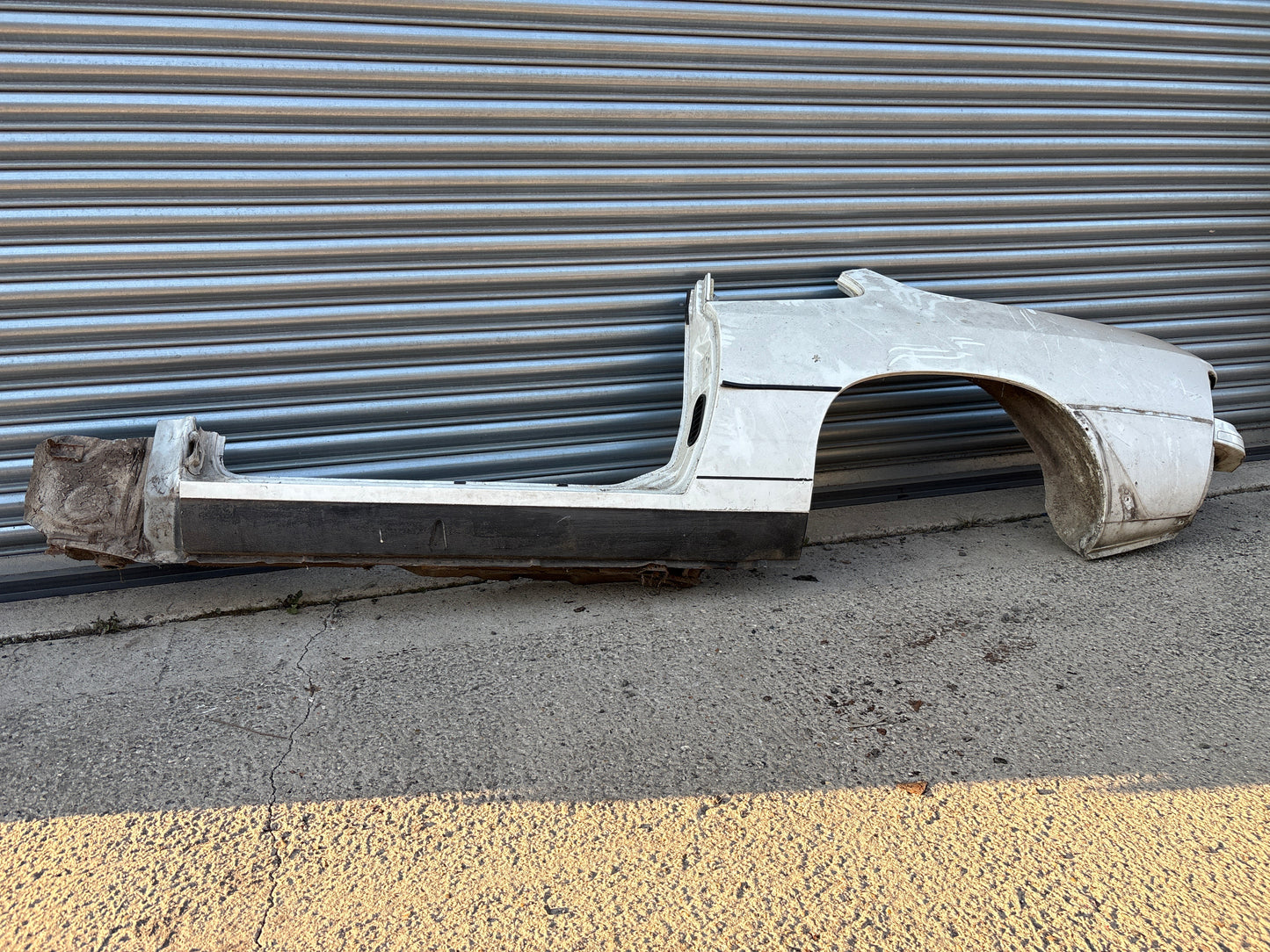 Porsche 924 left side cut, rear fender with sill